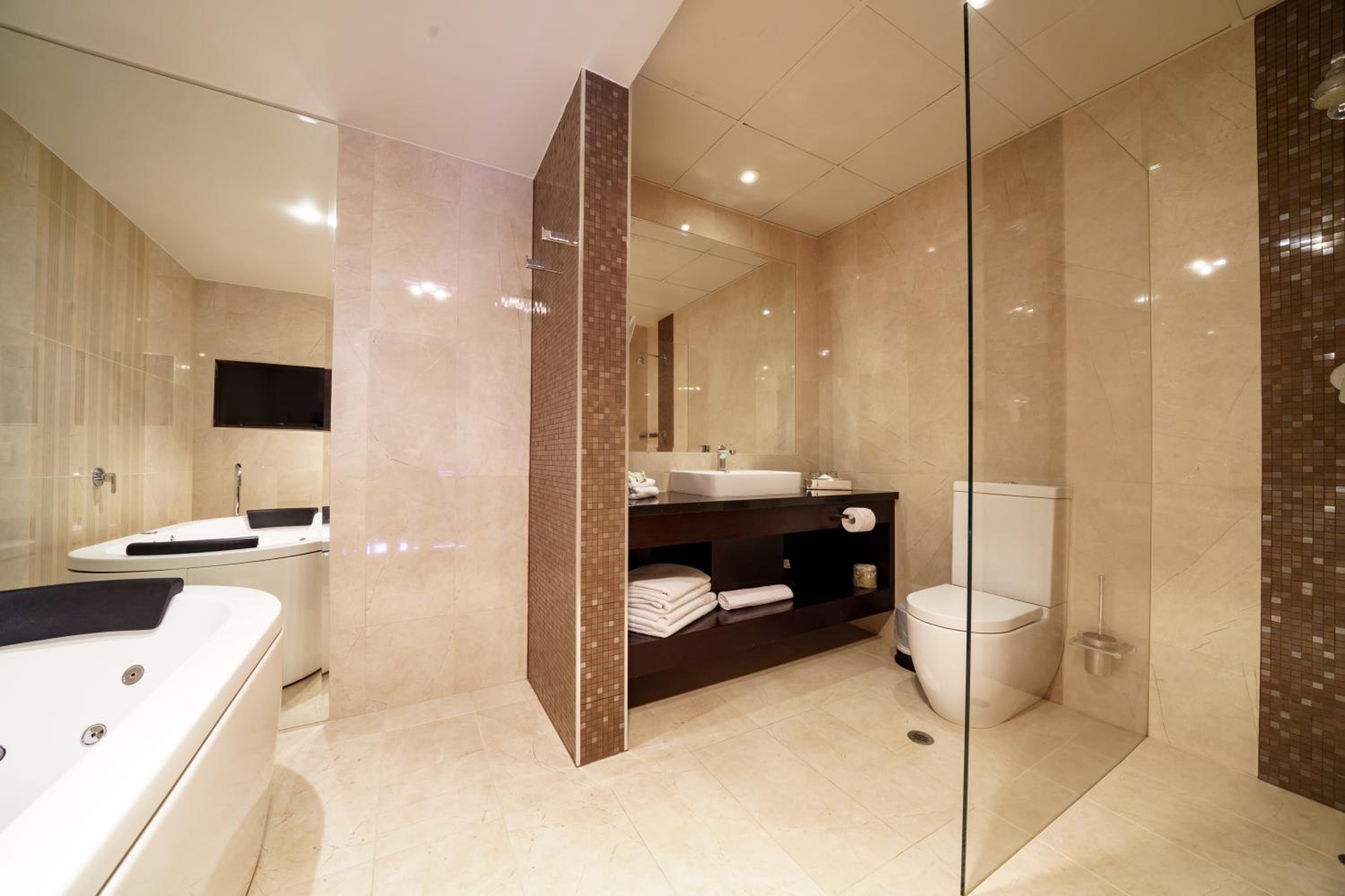 Loft Spa Suite photo 2