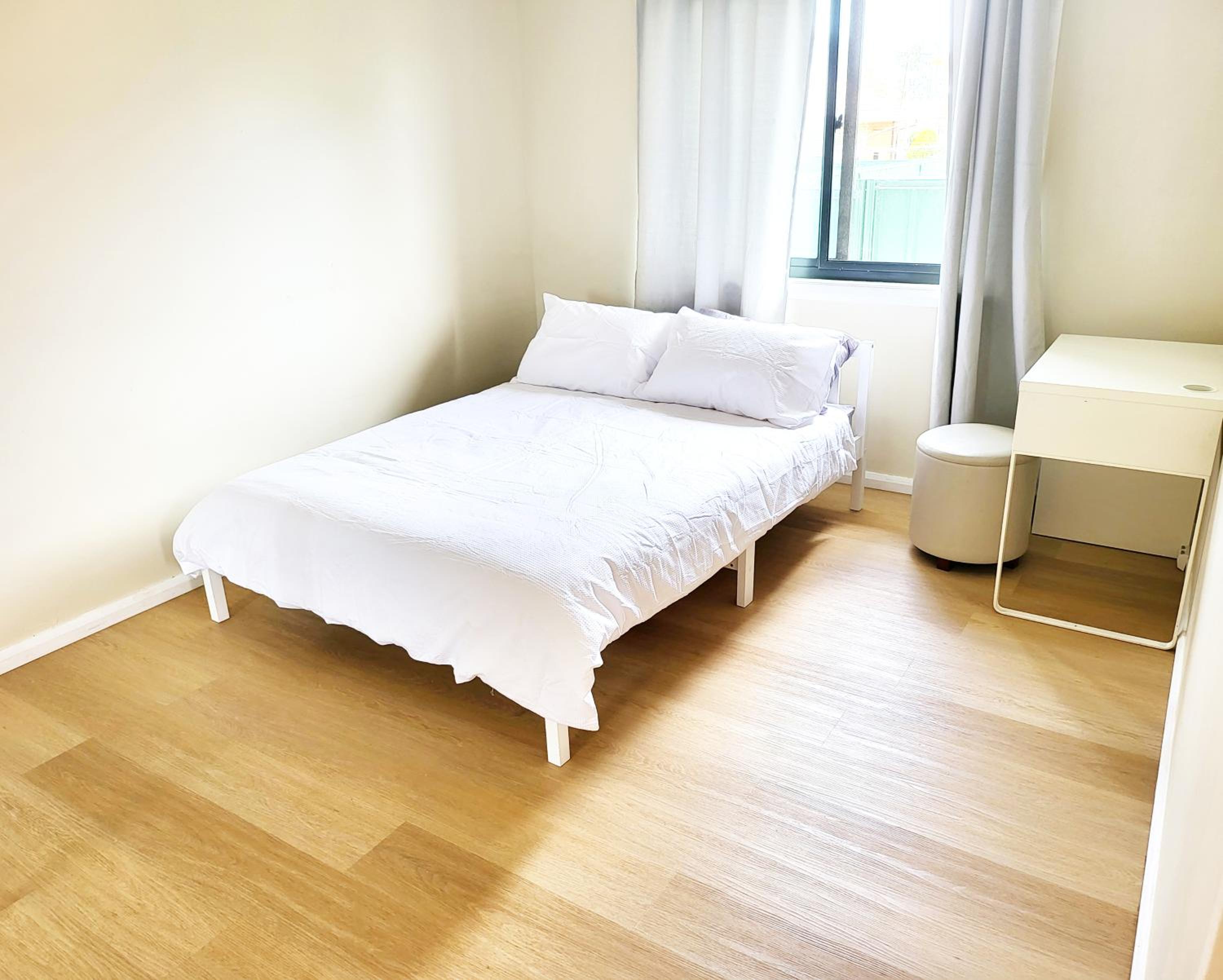 Queen Room with Shared Bathroom photo 1