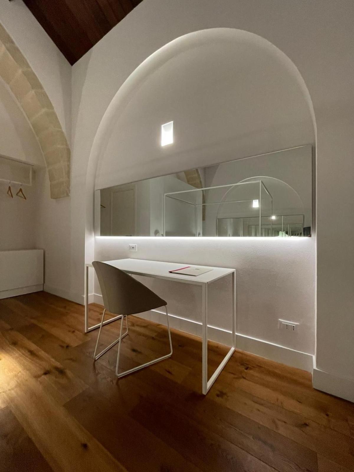 Deluxe Double Room with Balcony - Photo 4