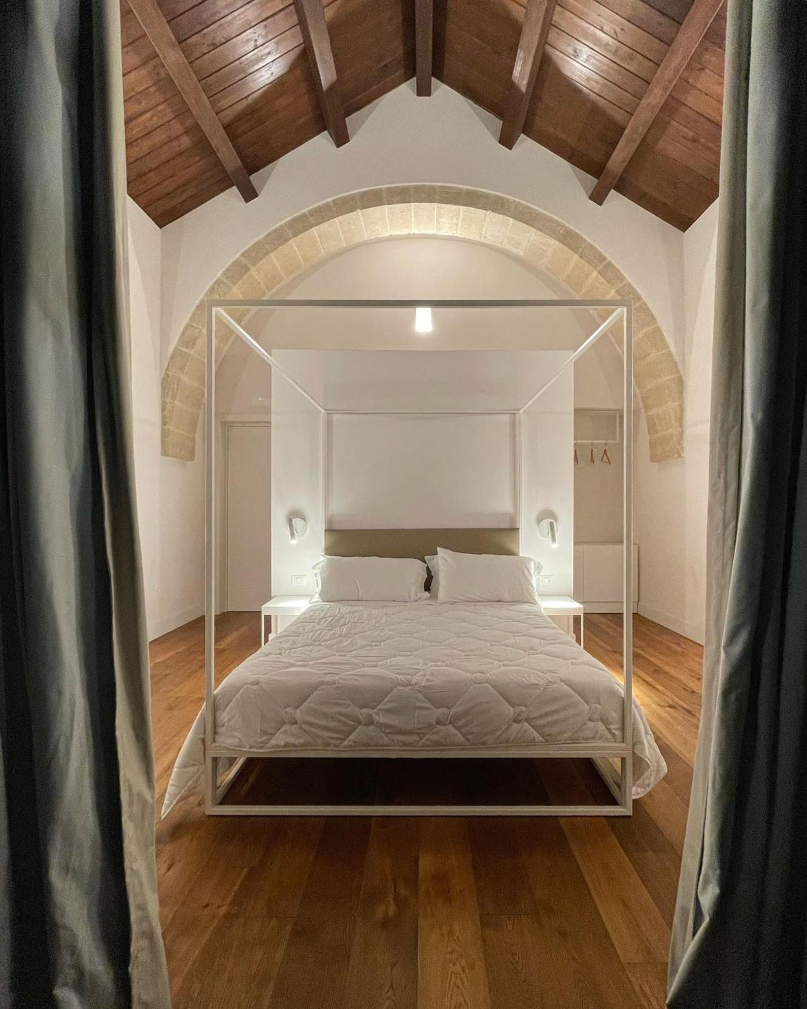 Deluxe Double Room with Balcony - Photo 14
