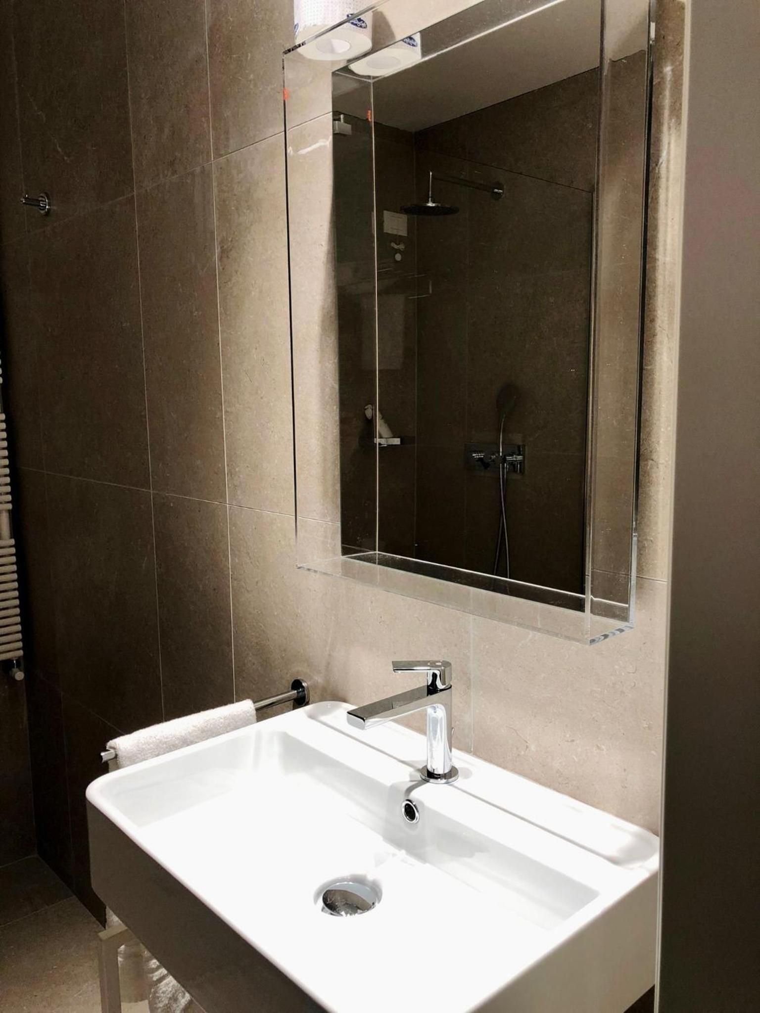 Deluxe Double Room with Balcony - Photo 7