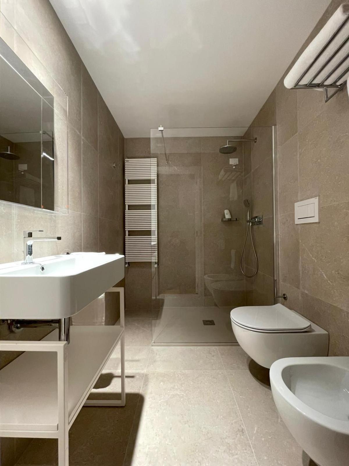 Deluxe Double Room with Balcony - Photo 5
