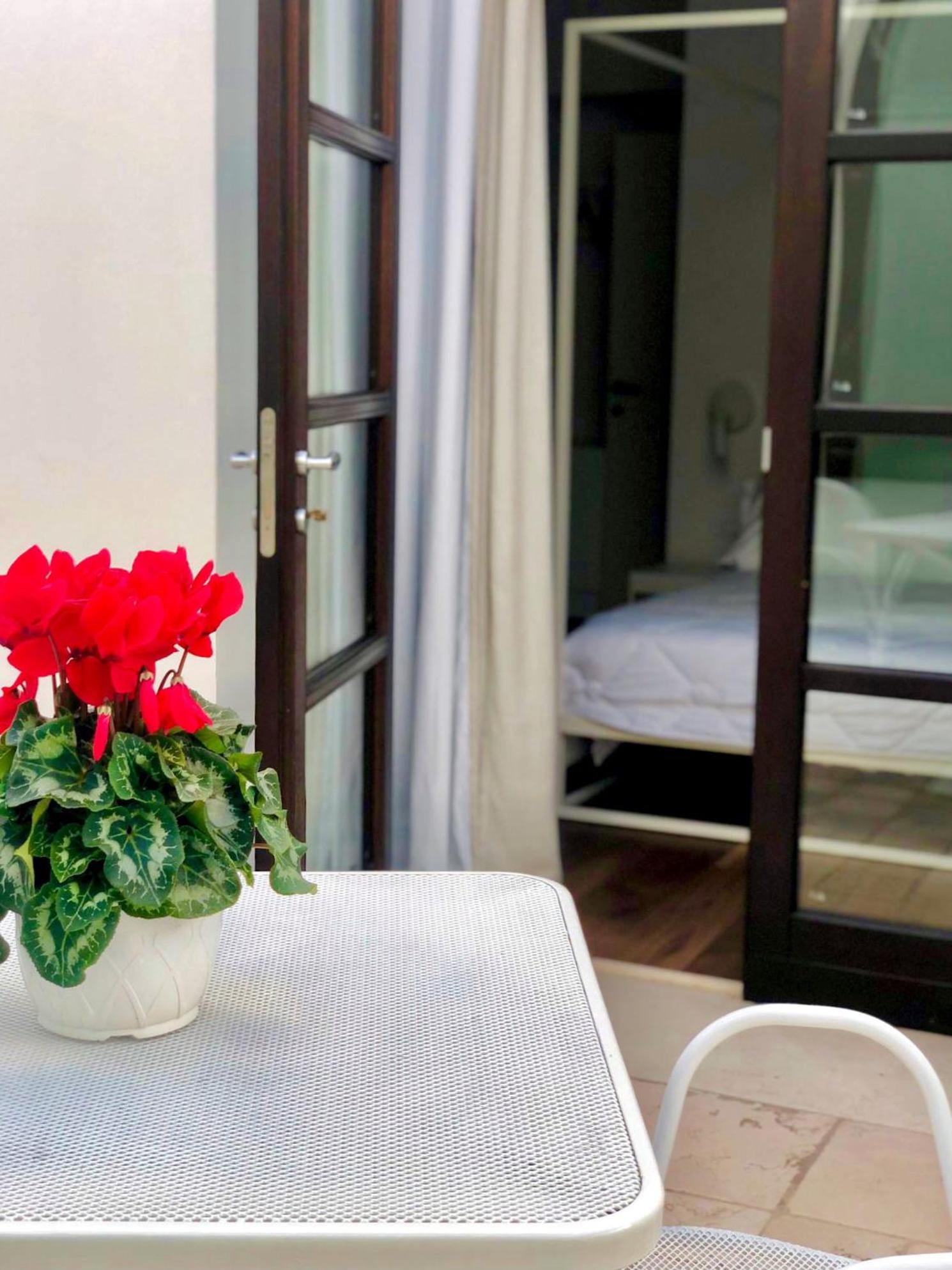 Deluxe Double Room with Balcony - Photo 8