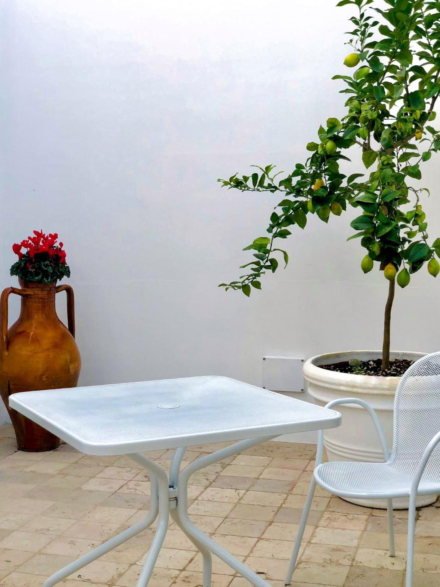 Deluxe Double Room with Balcony - Photo 9