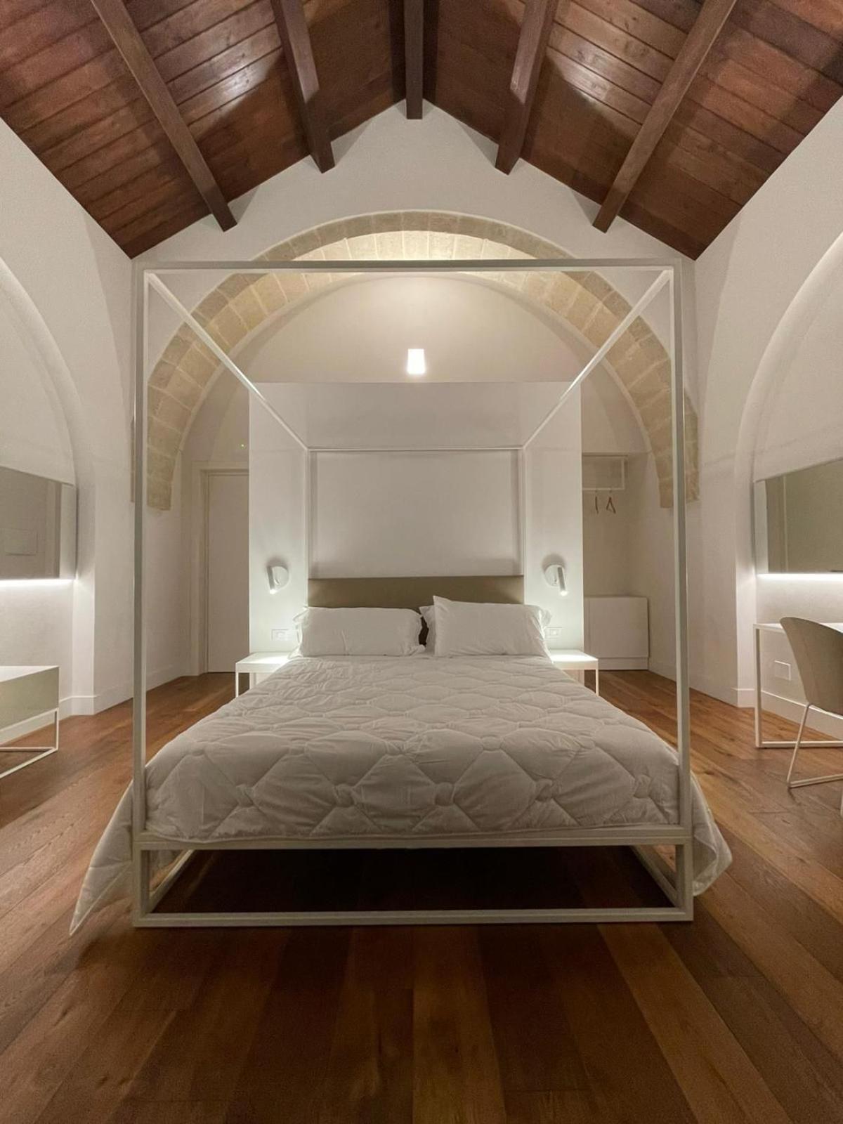 Deluxe Double Room with Balcony - Photo 13
