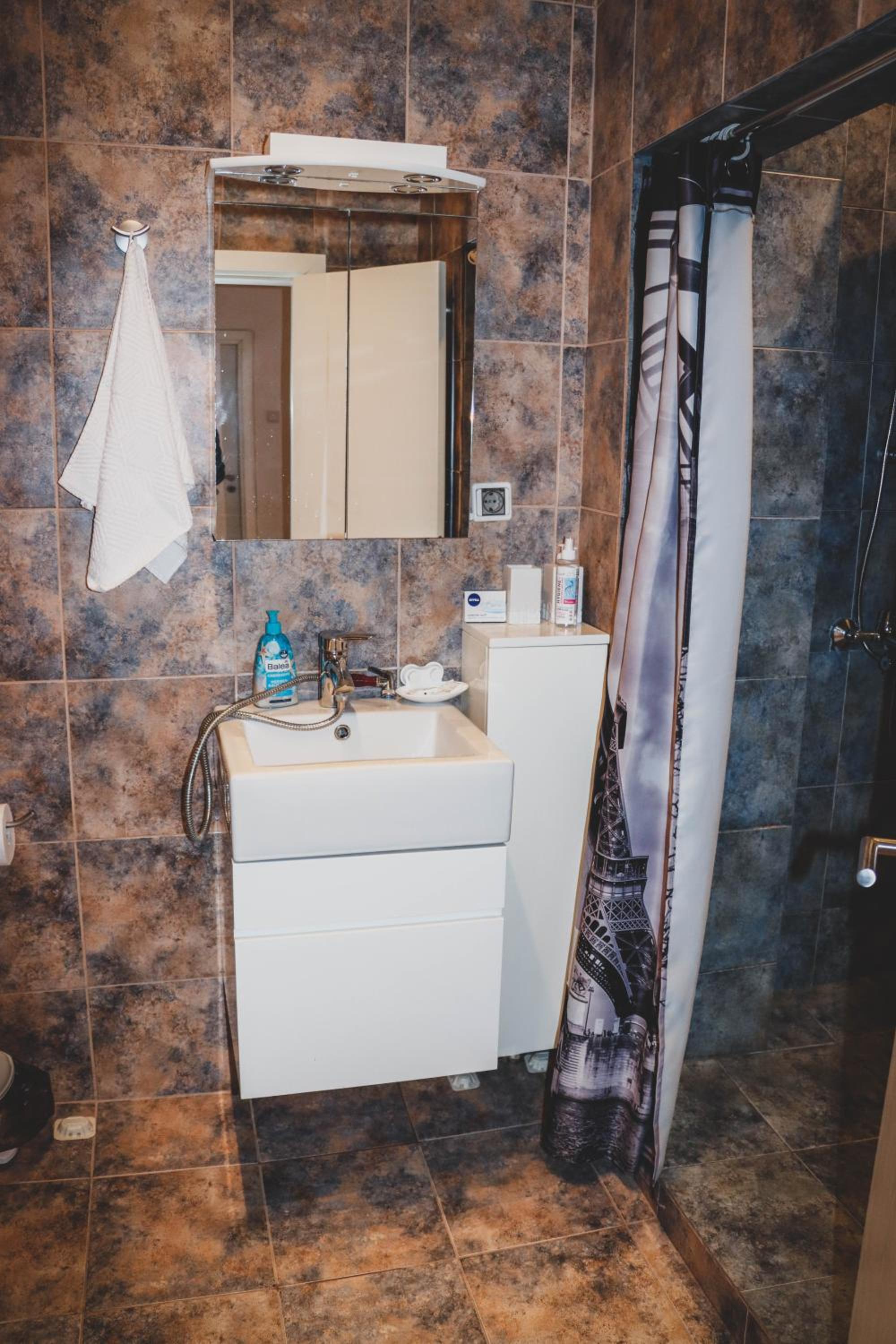 Two-Bedroom Apartment - Photo 6