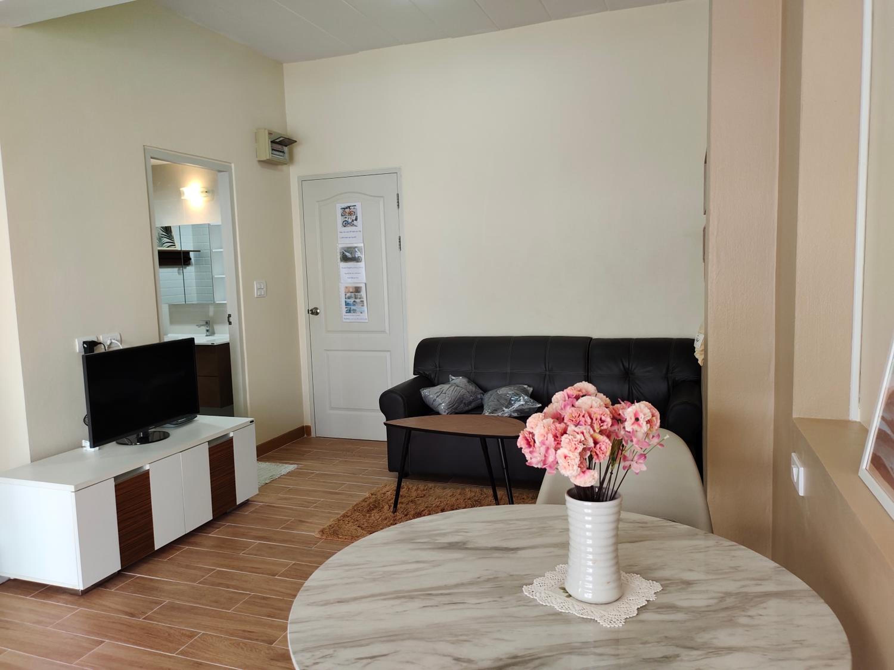 Deluxe Double Room (2 Adults + 1 Child) - Photo 1