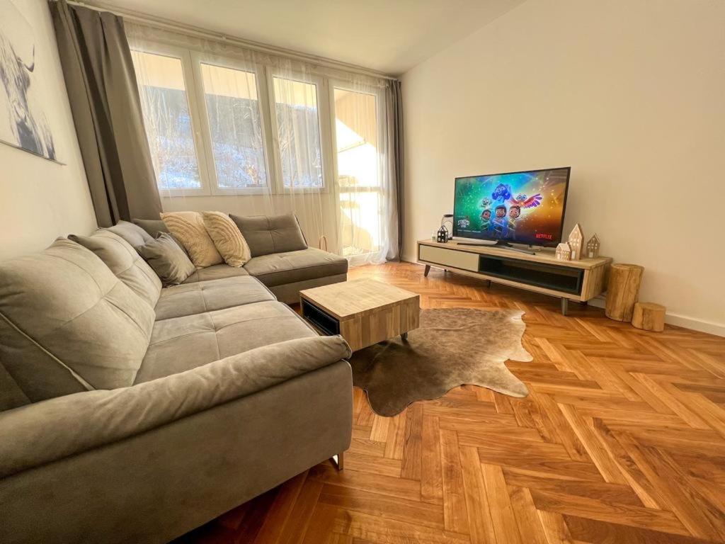 One-Bedroom Apartment photo 1