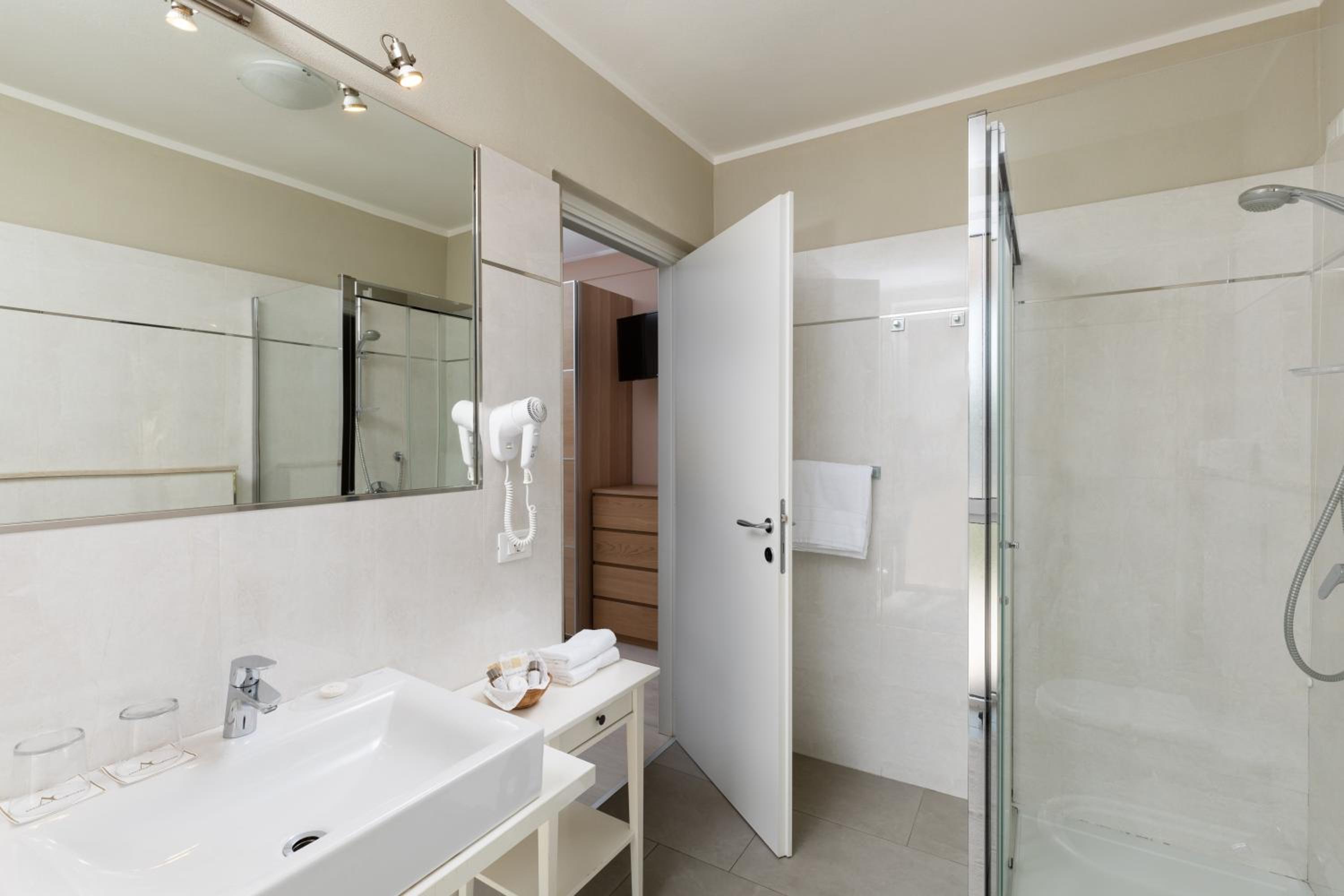 Superior Double or Twin Room - Photo 11