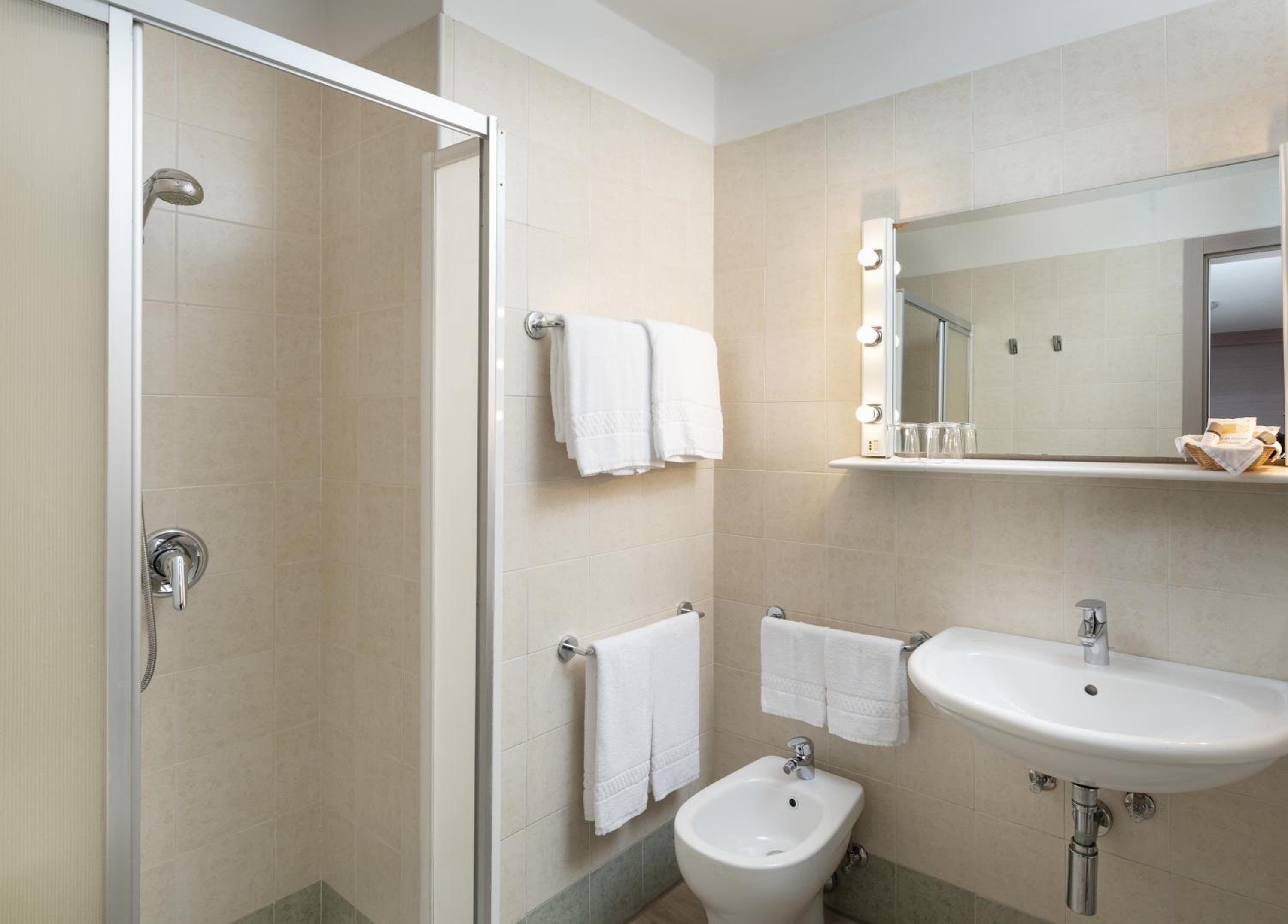 Superior Double or Twin Room - Photo 10