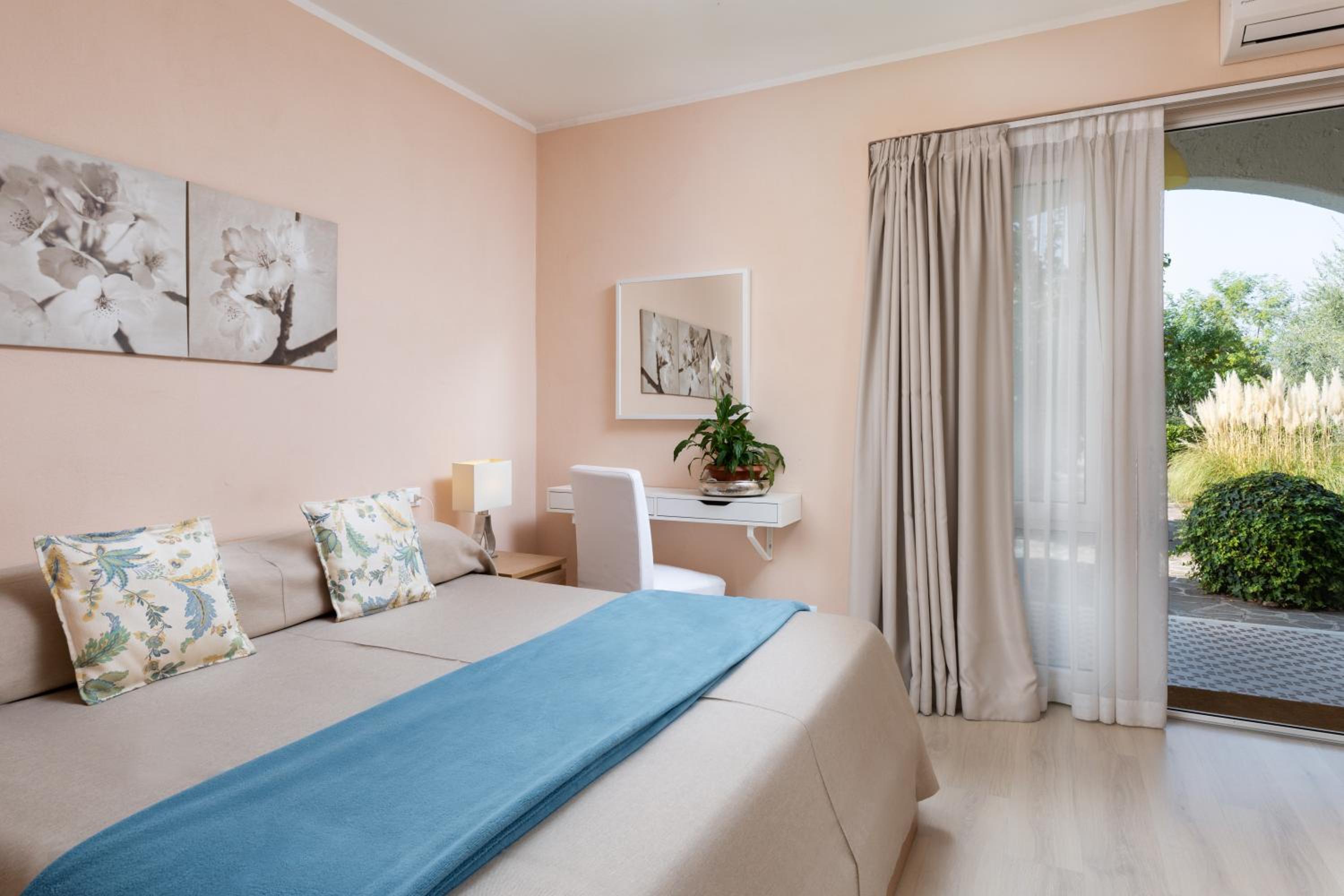 Superior Double or Twin Room - Photo 9