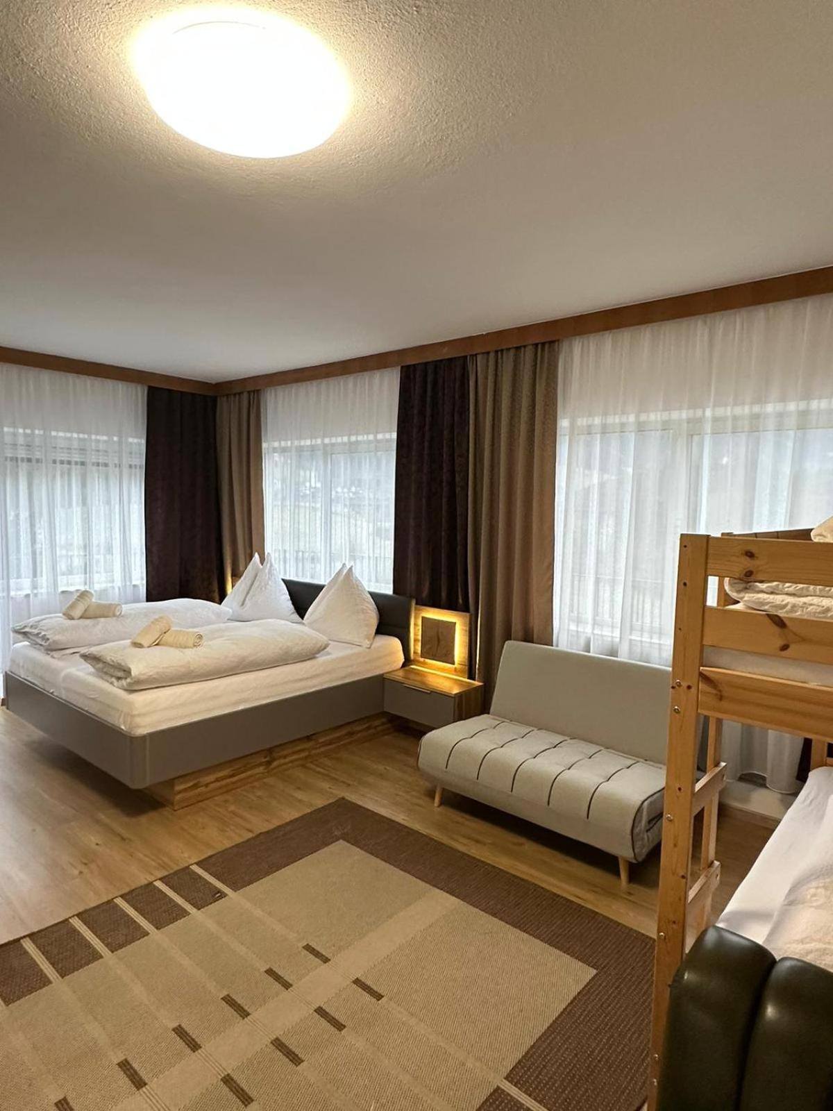 Queen Room with Balcony photo 1