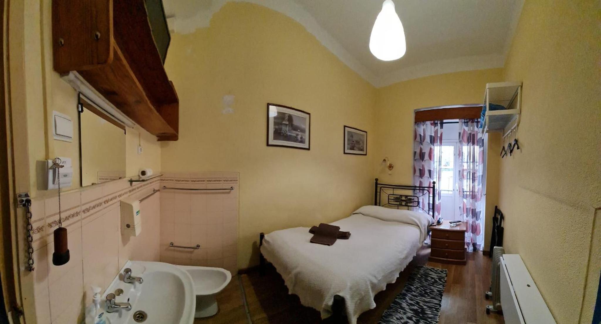 Single Room with Shared Bathroom photo 1