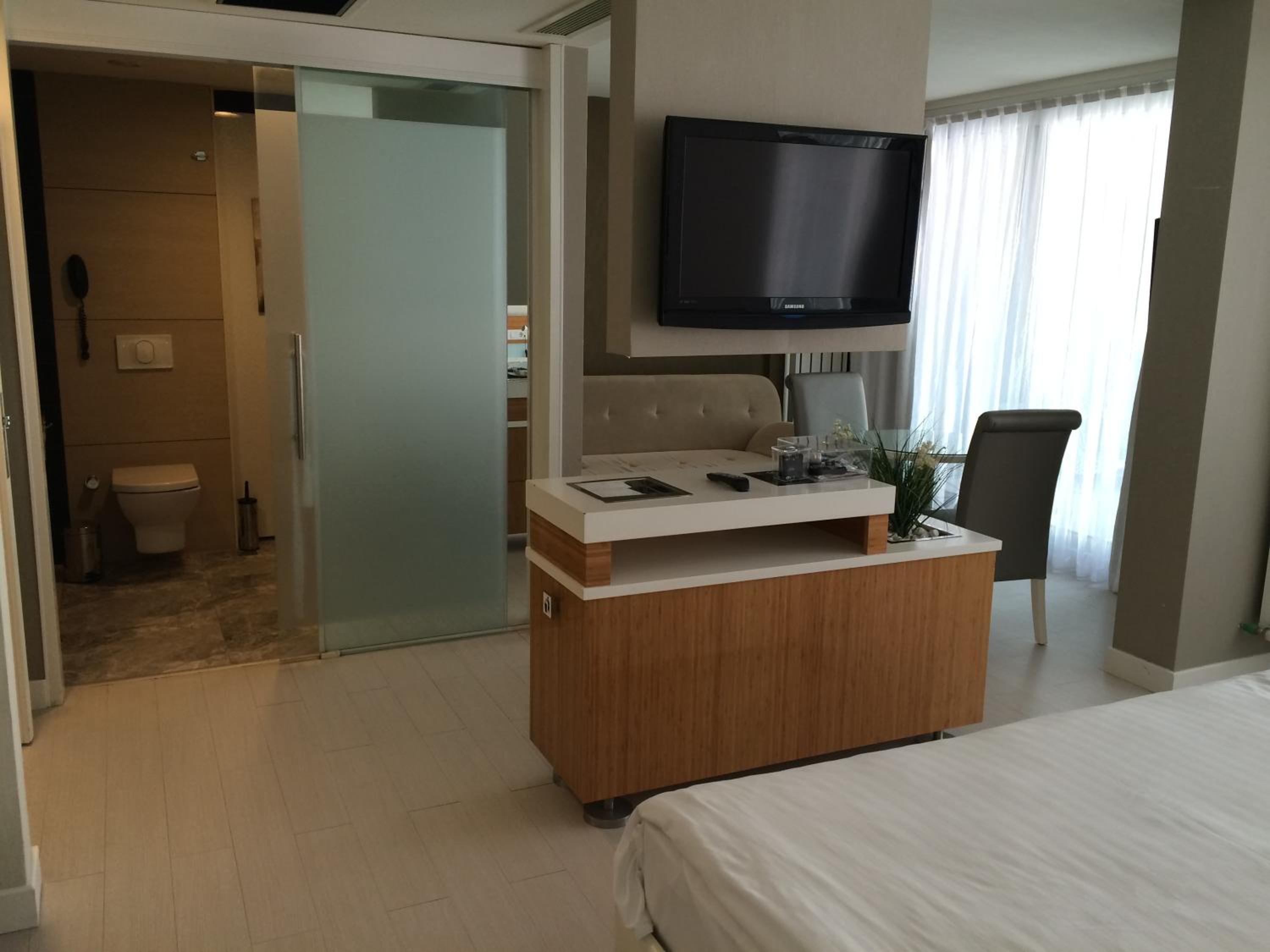 Corner Suite - Photo 13