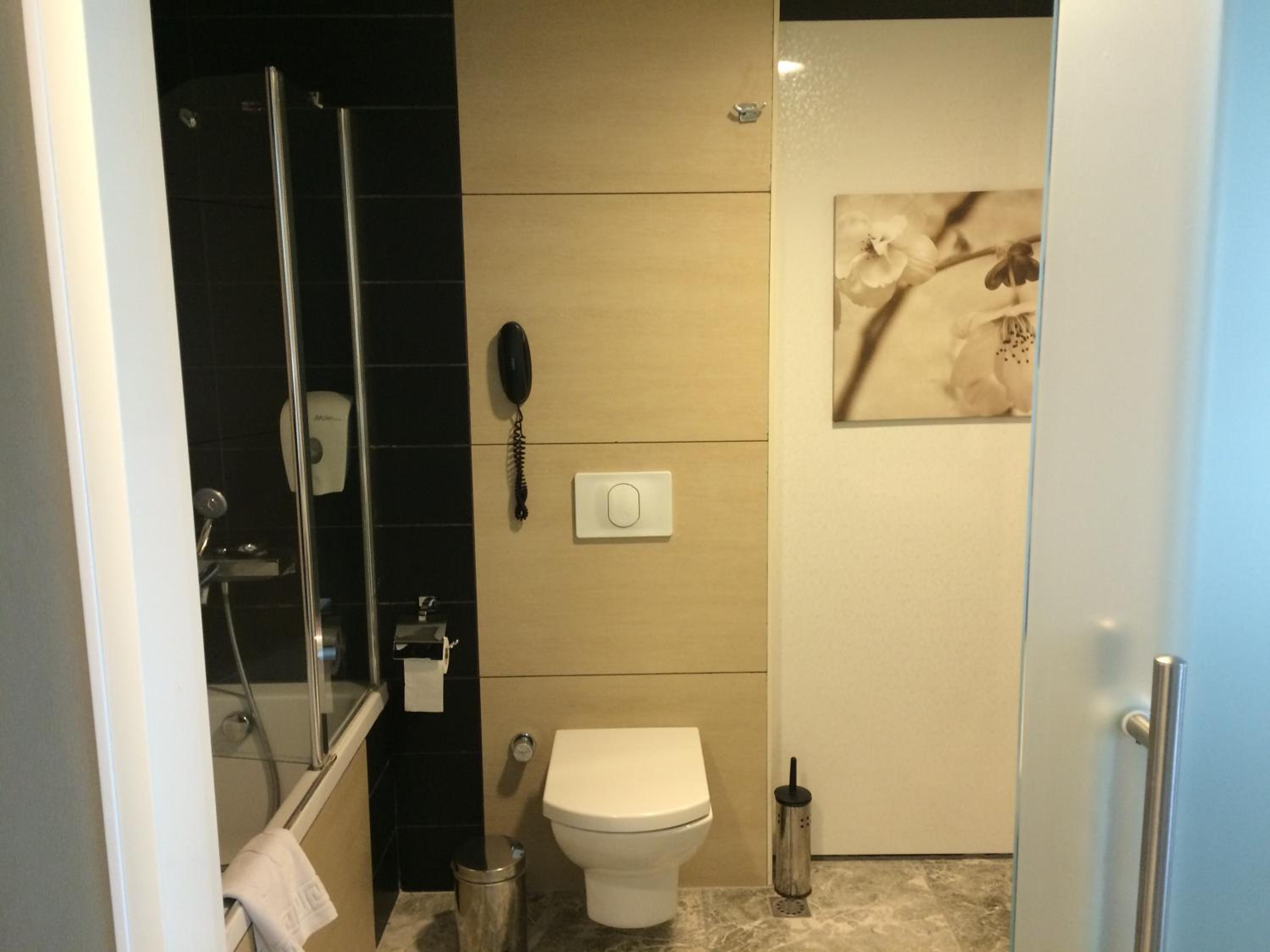 Corner Suite - Photo 9