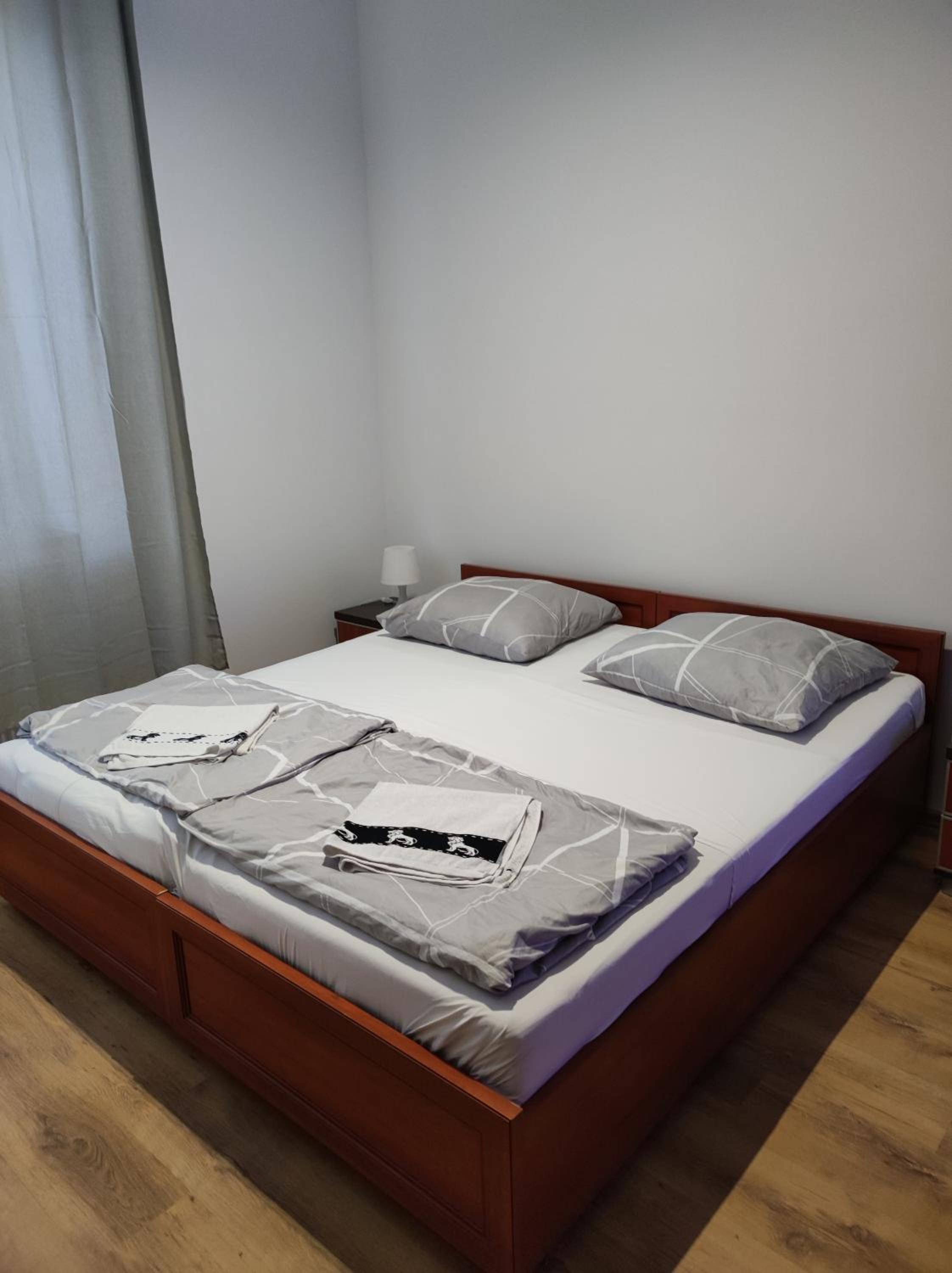Large Twin Room with Bathroom - Photo 7