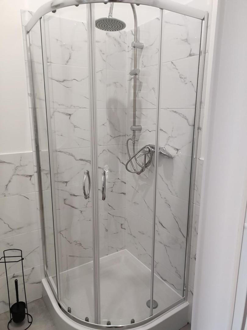 Large Twin Room with Bathroom - Photo 6