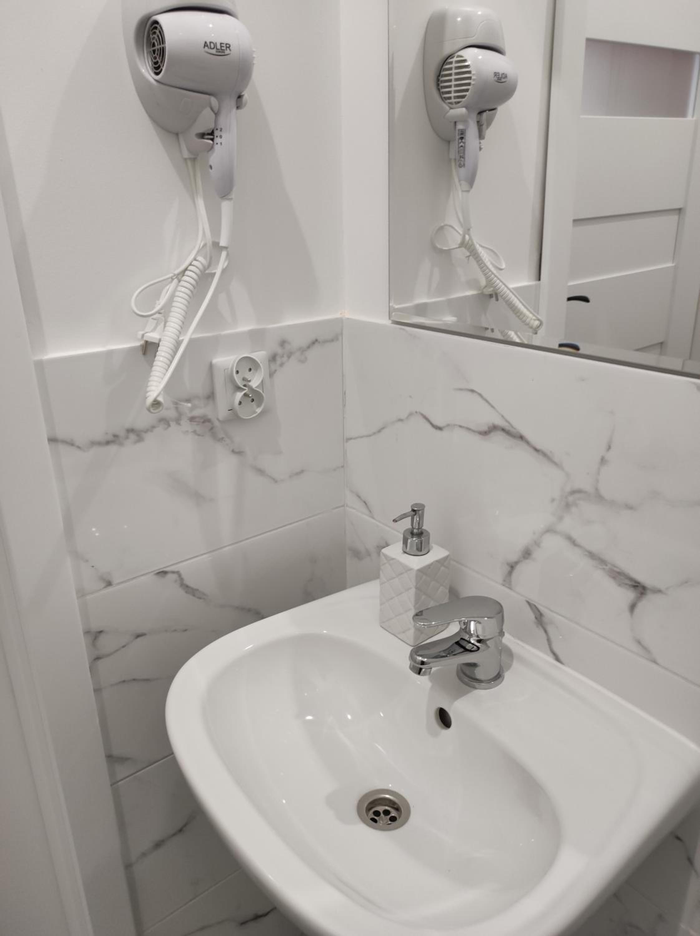 Large Twin Room with Bathroom - Photo 8