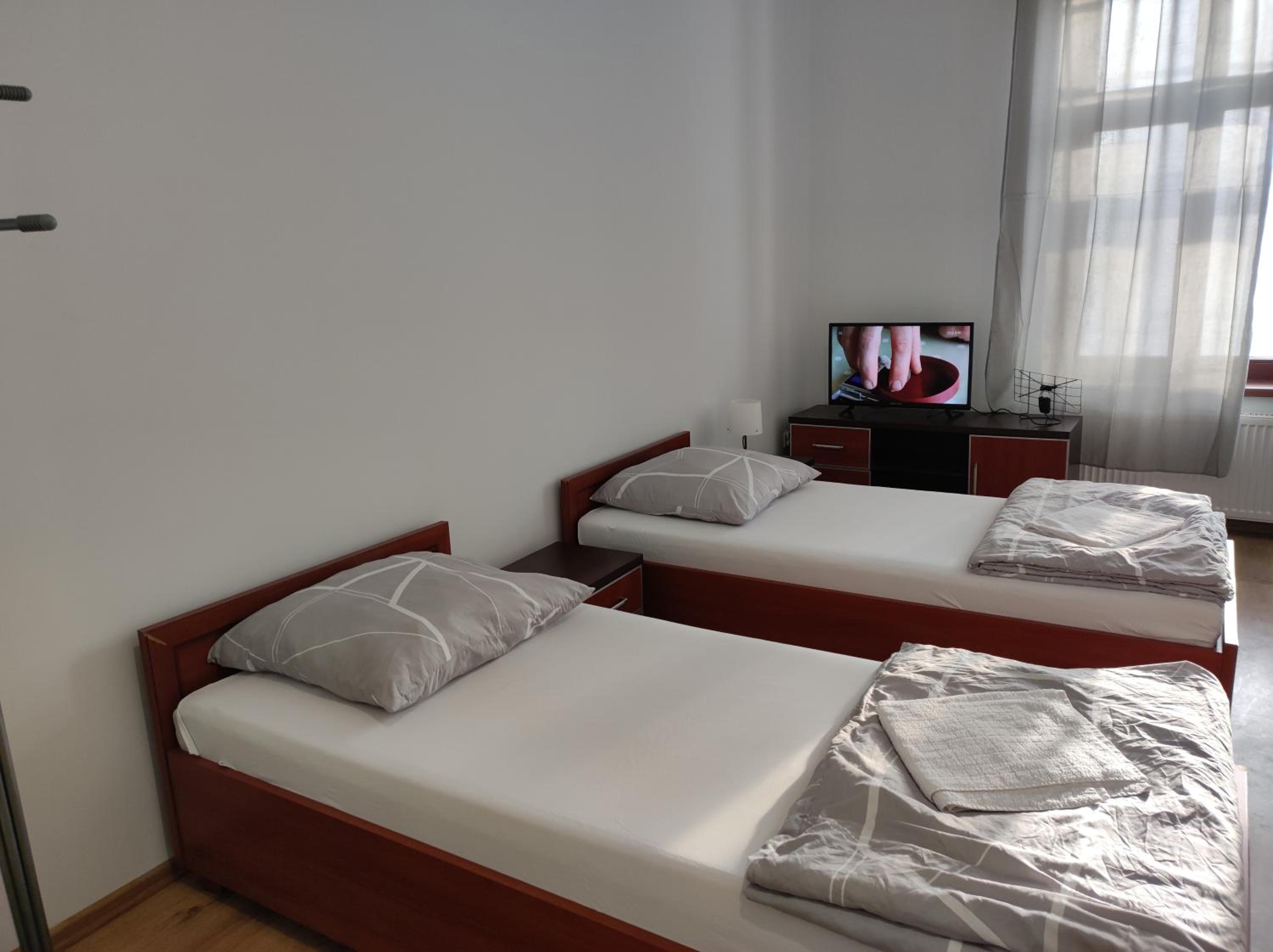 Large Twin Room with Bathroom - Photo 4