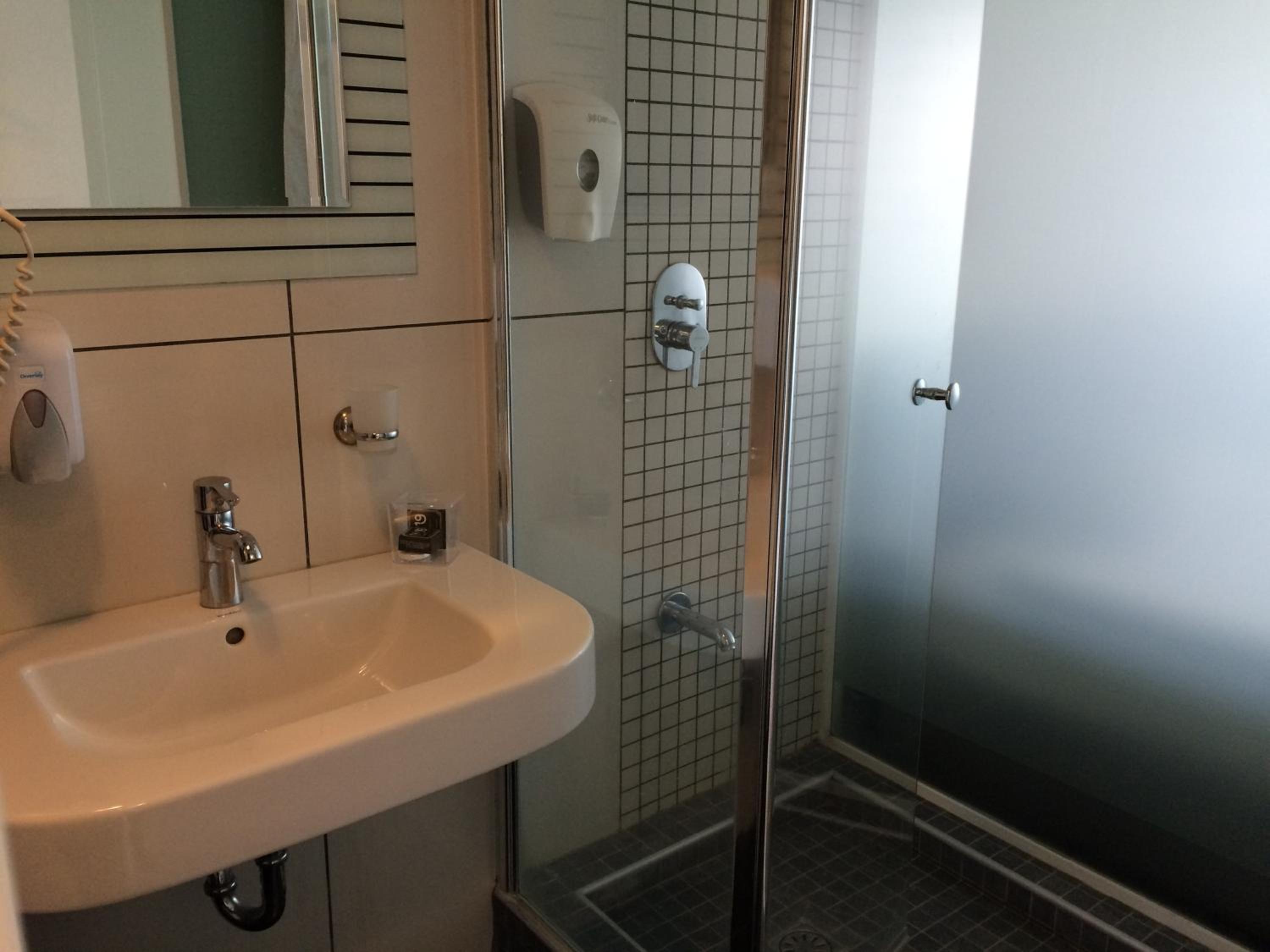 Standard Twin Room - Photo 8