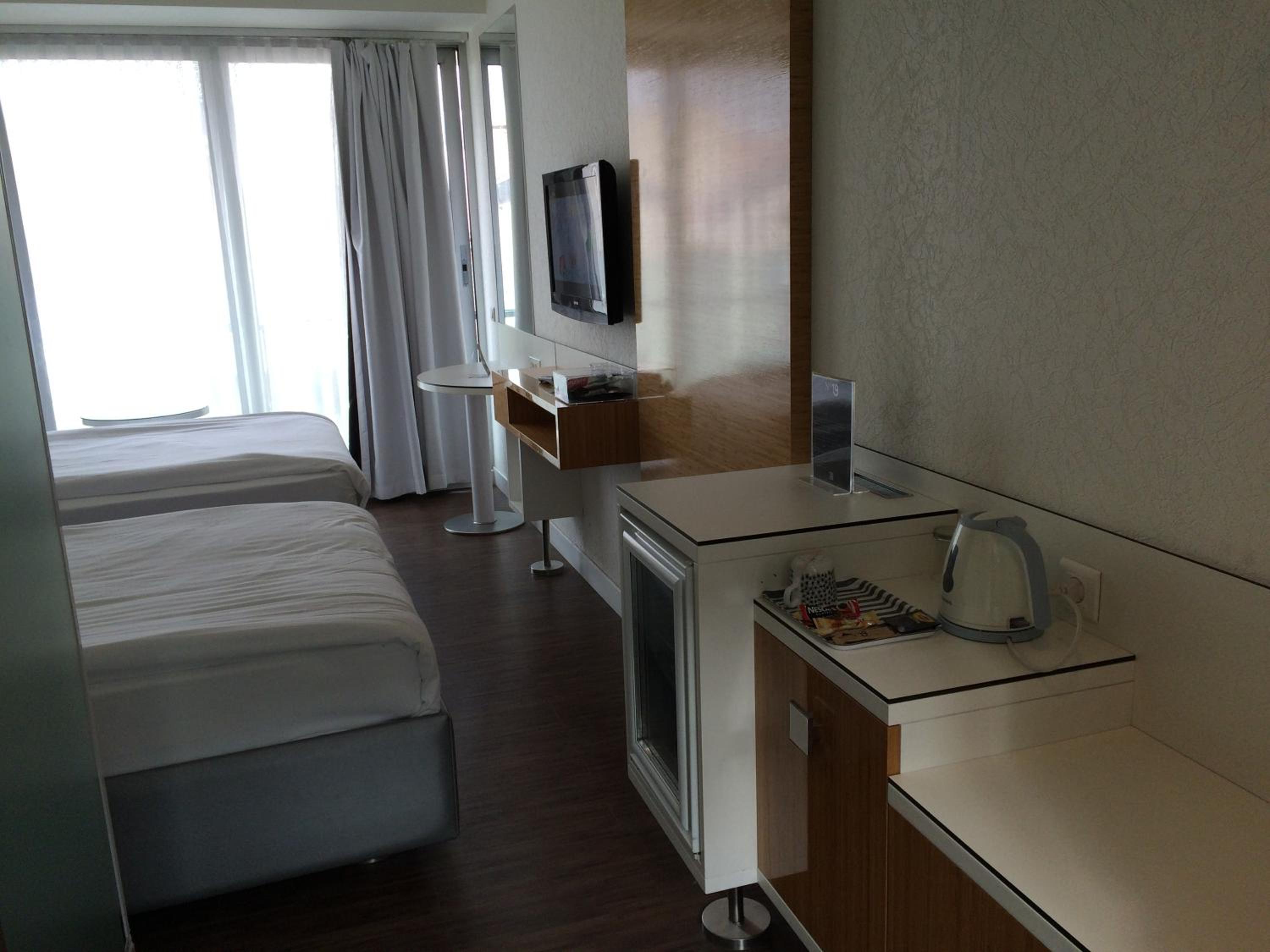 Standard Twin Room - Photo 7