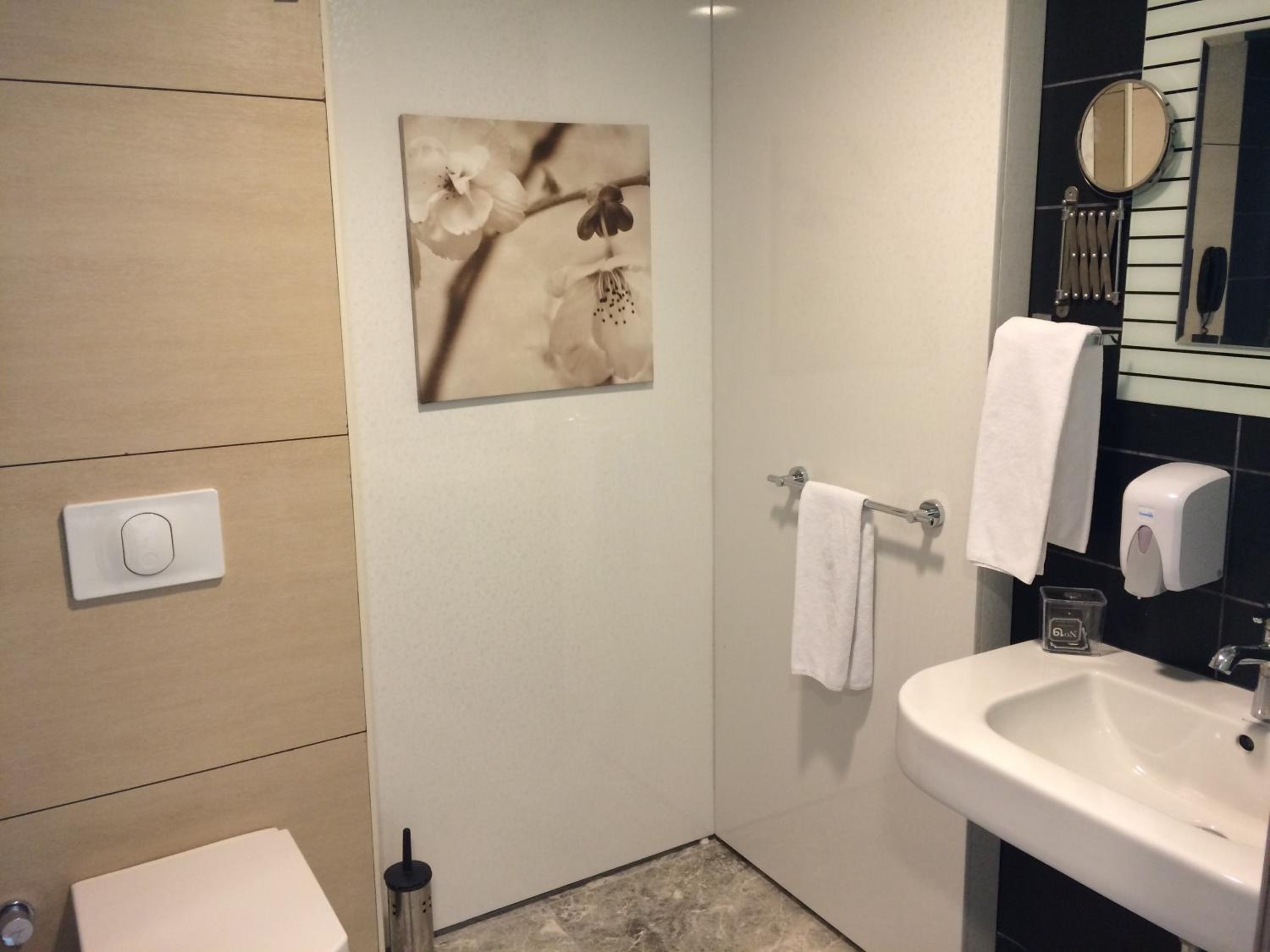 Corner Suite - Photo 12