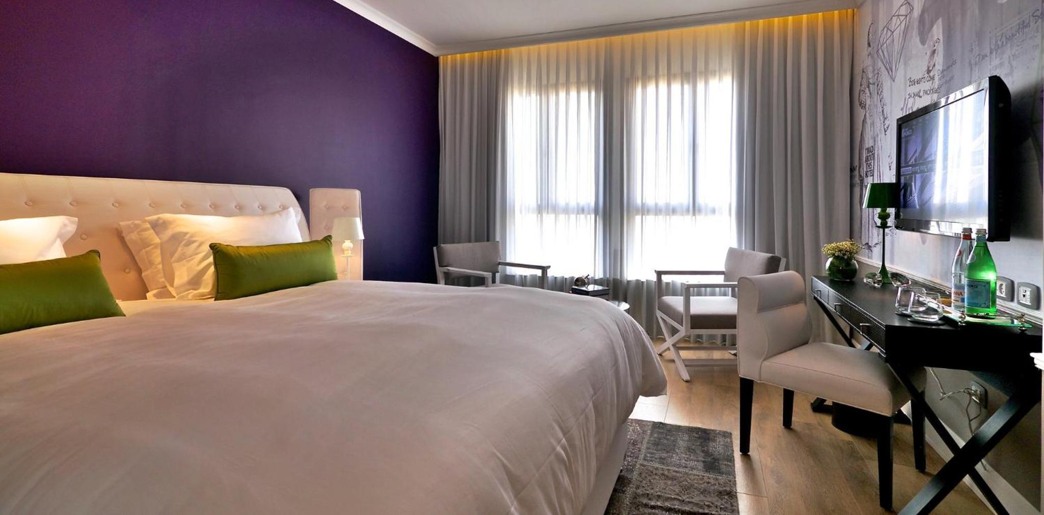 Premium Twin Room thumbnail 5
