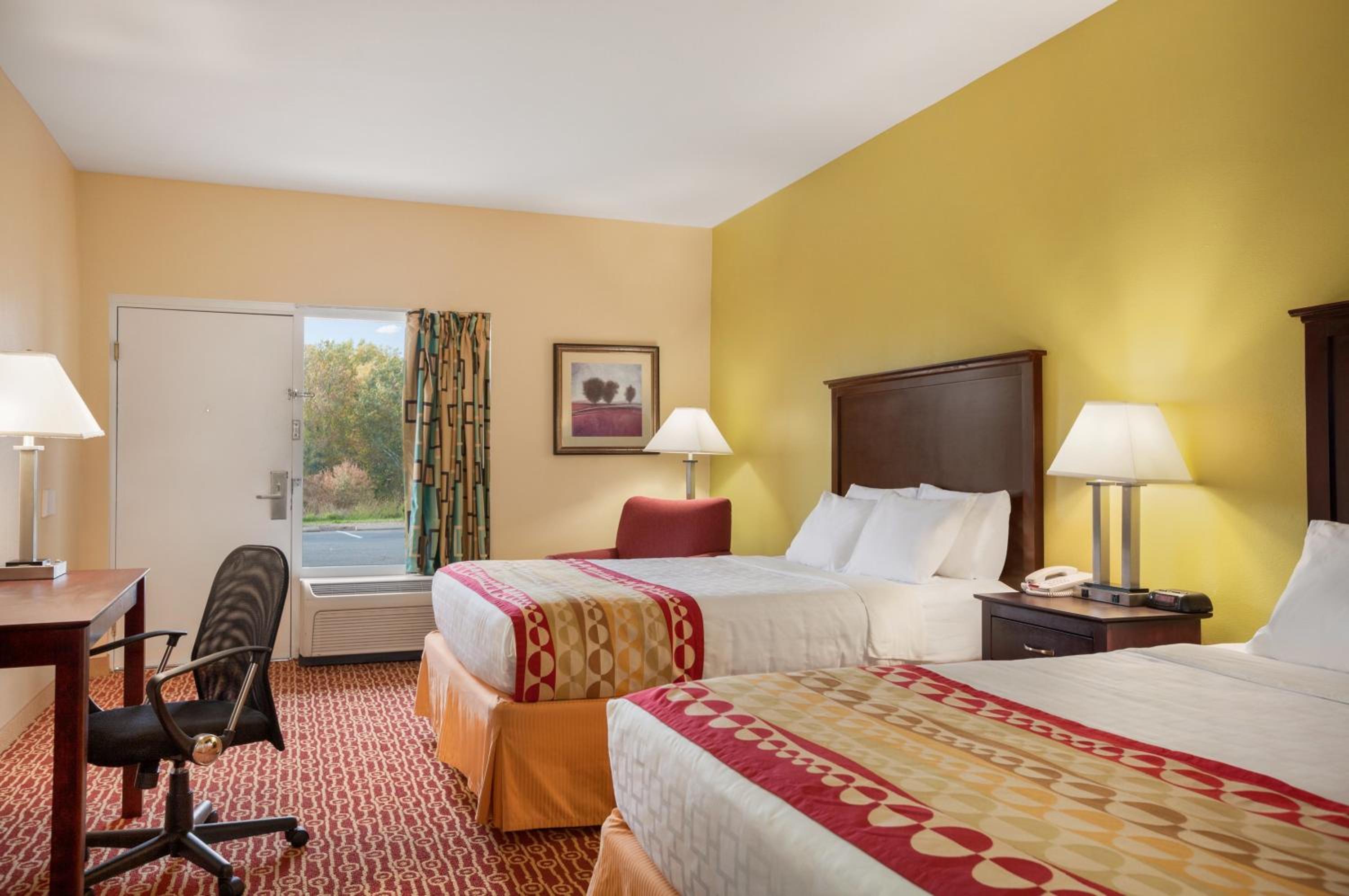 Queen Room with Two Queen Beds - Non-Smoking photo 3