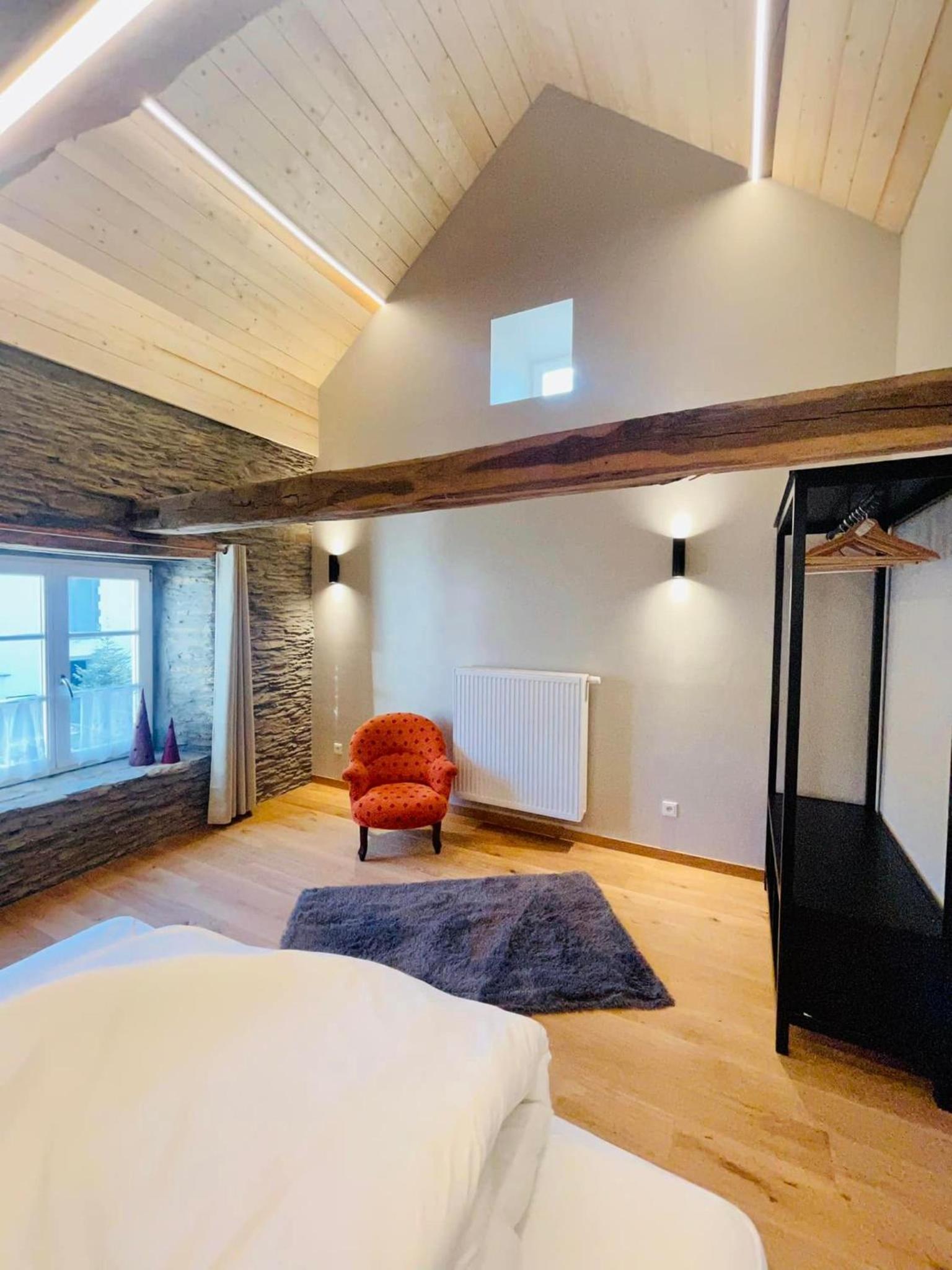 Six-Bedroom House photo 2