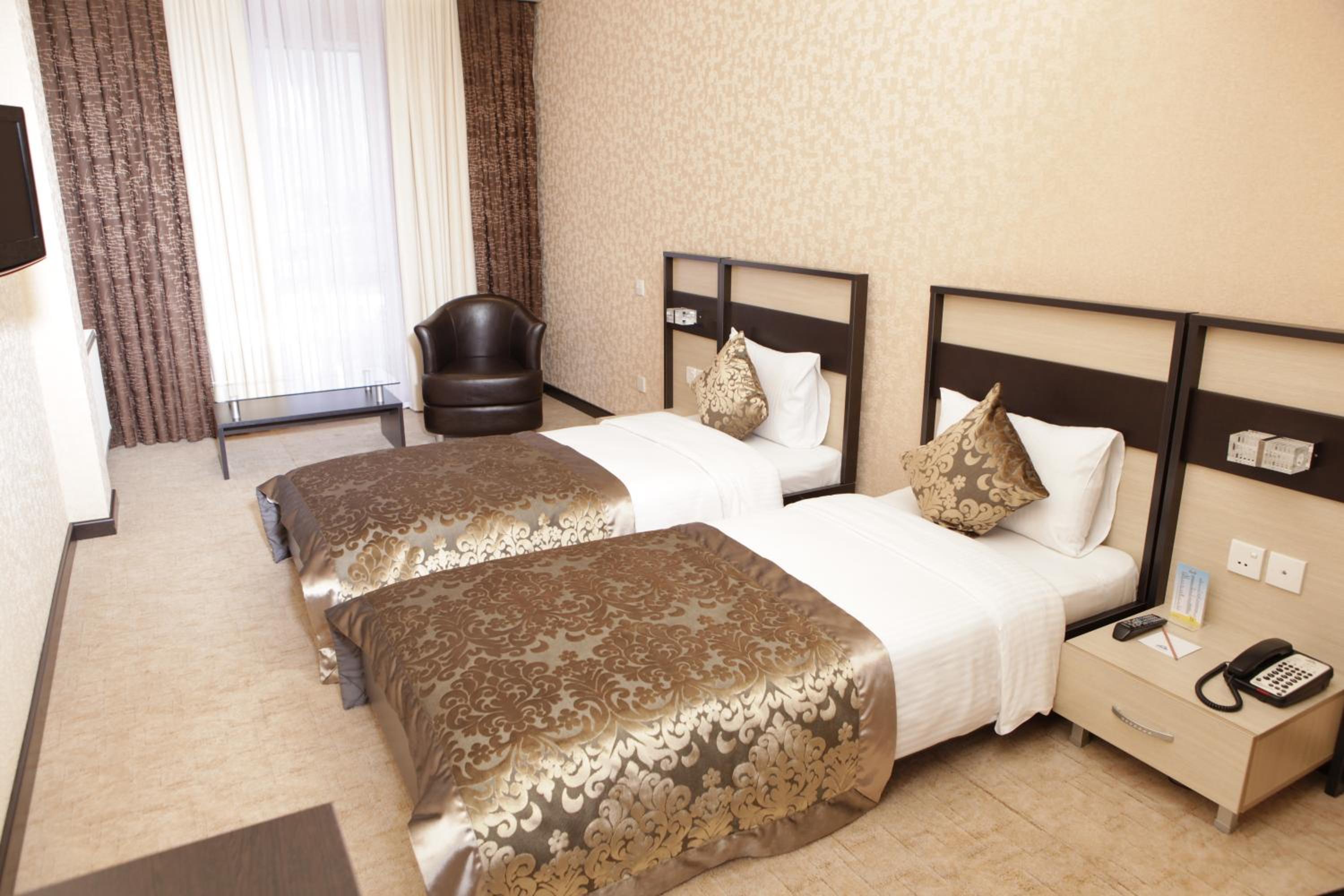 Twin Room - Non-Smoking - Photo 2