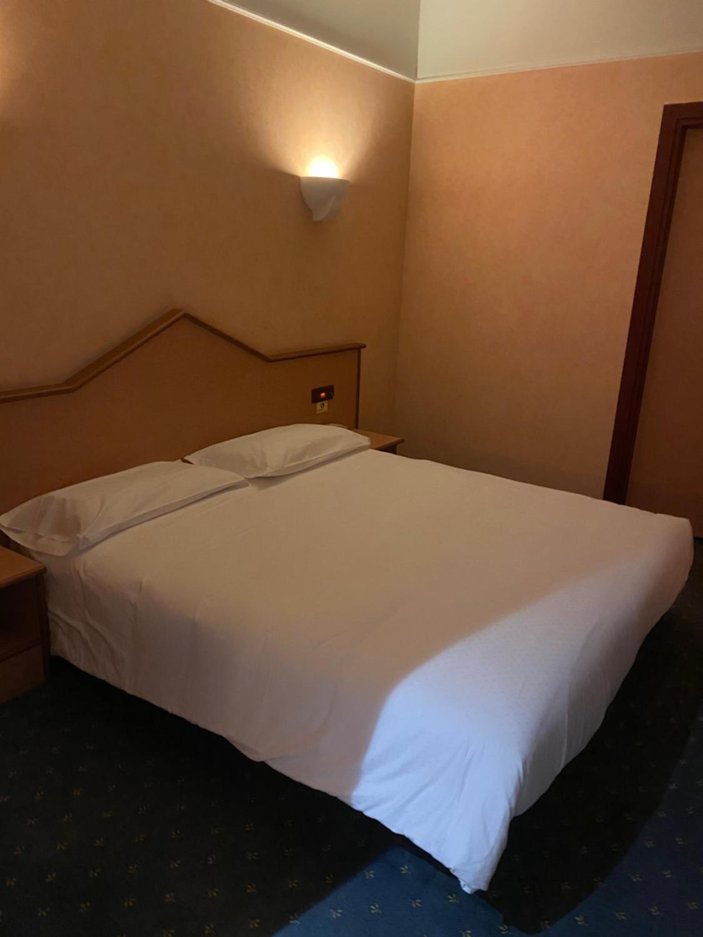 Double or Twin Room - Photo 5