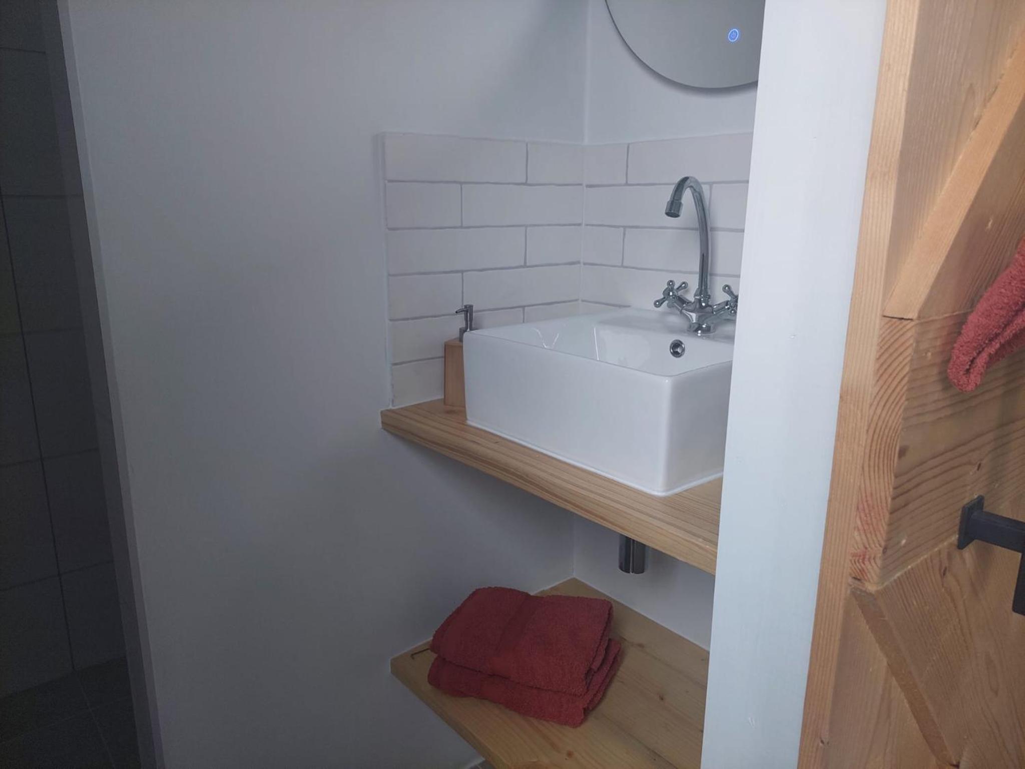 Twin Room with Shower - Photo 6