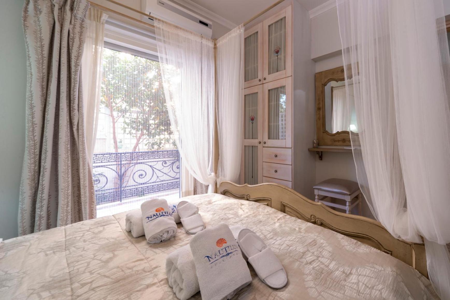 Deluxe King Suite photo 2