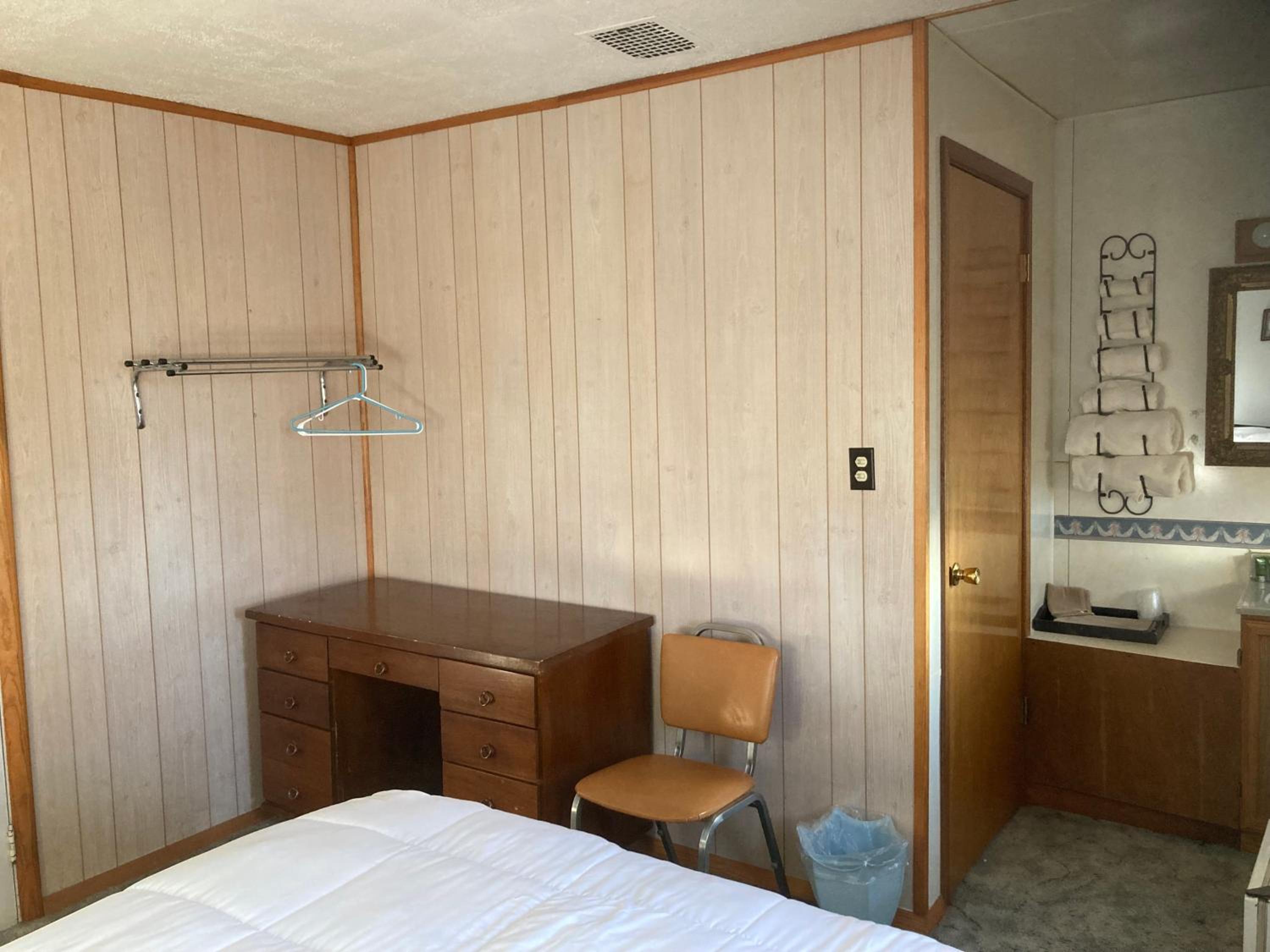 Single Room with Bath photo 1