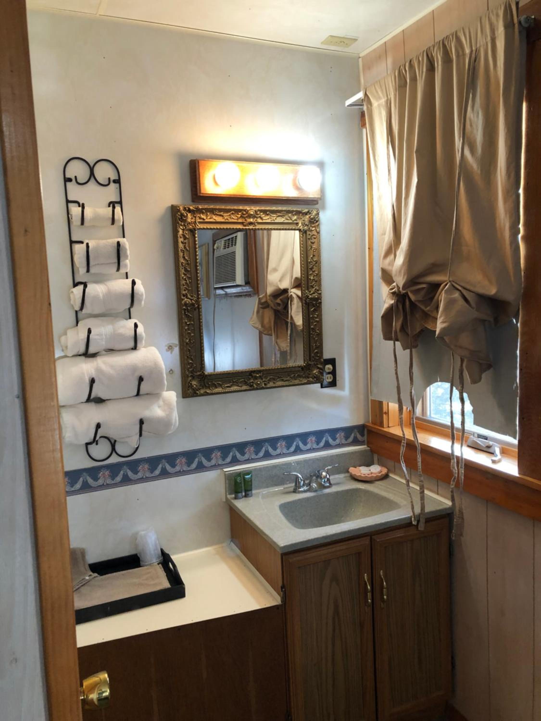 Single Room with Bath photo 2