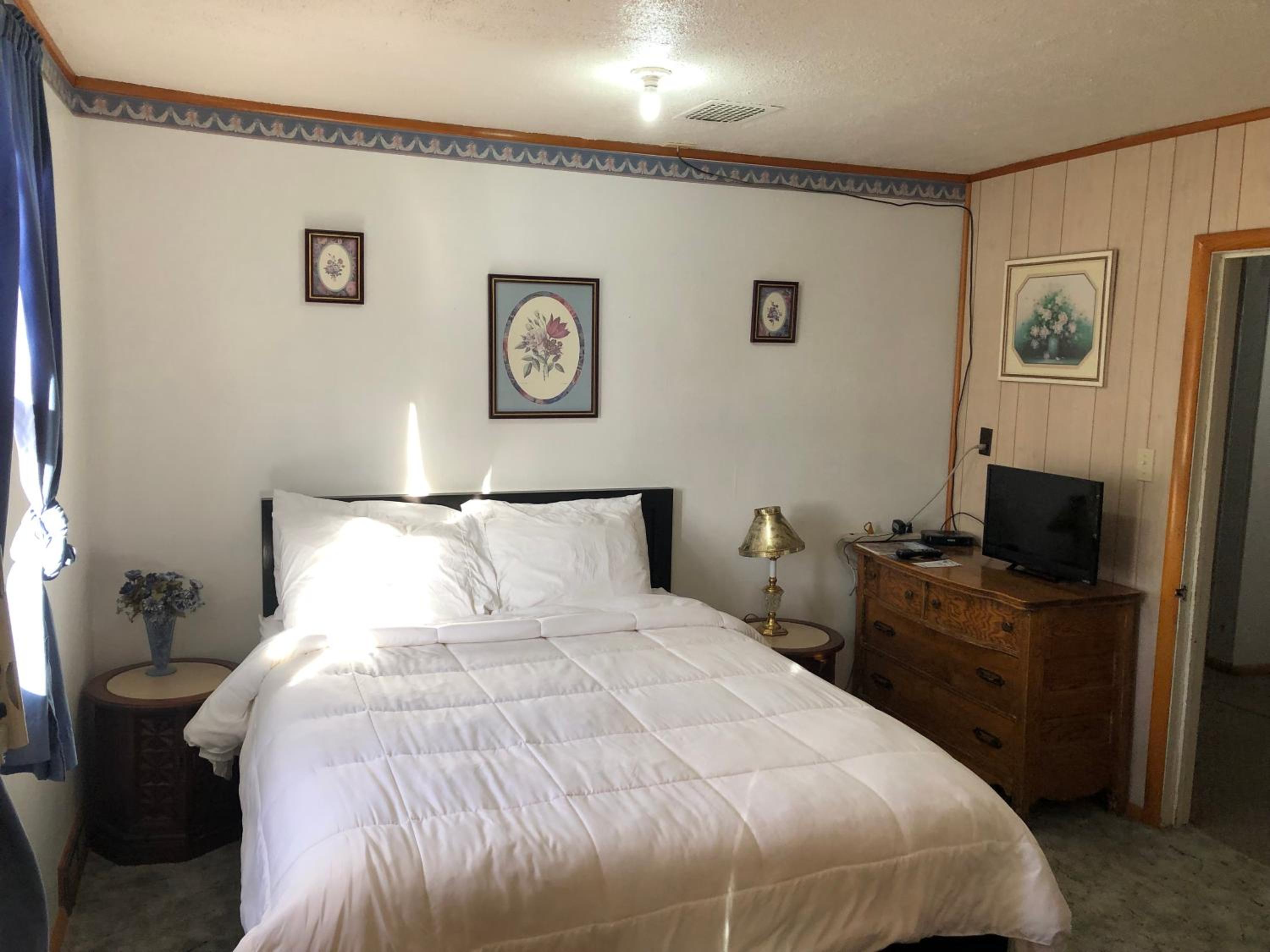 Single Room with Bath photo 3