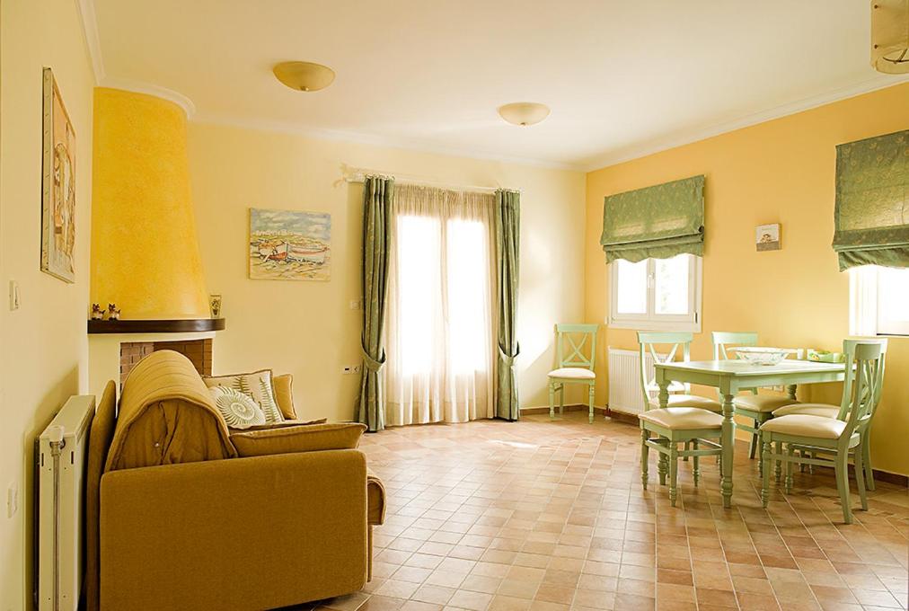 Deluxe King Suite - Photo 7