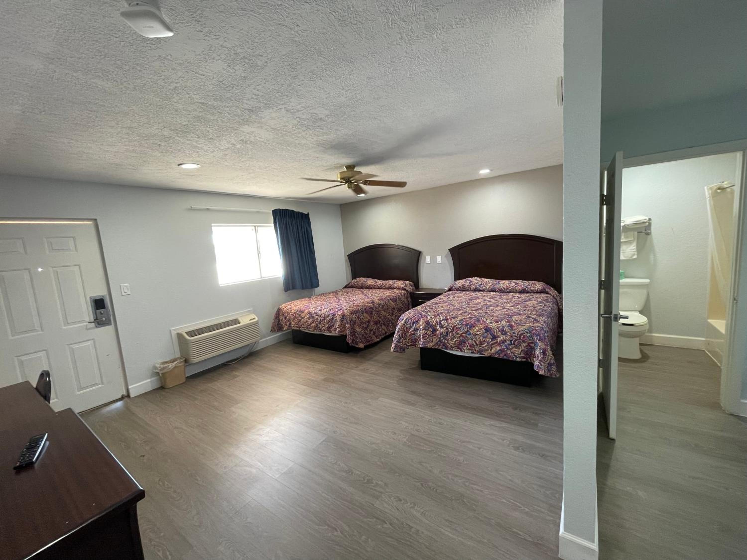 Queen Room with Two Queen Beds - Photo 3