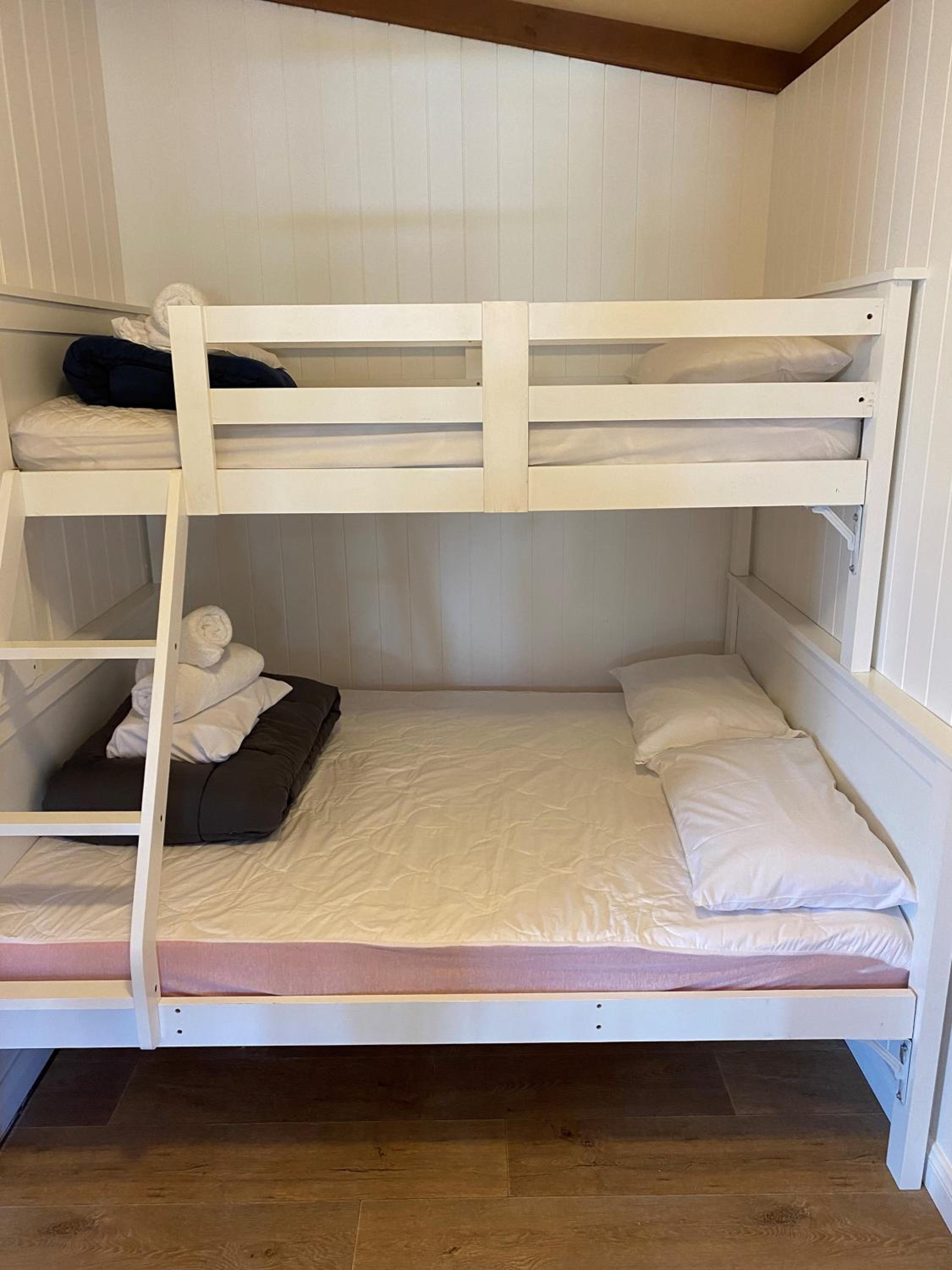 Deluxe Two-Bedroom Cabin - Olde Town General Store photo 3