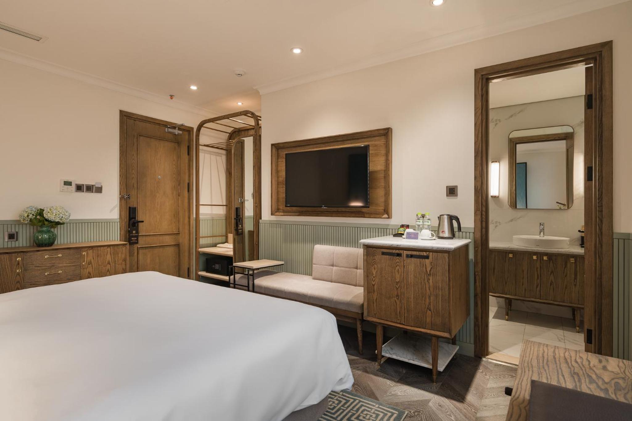 Deluxe King Room photo 2