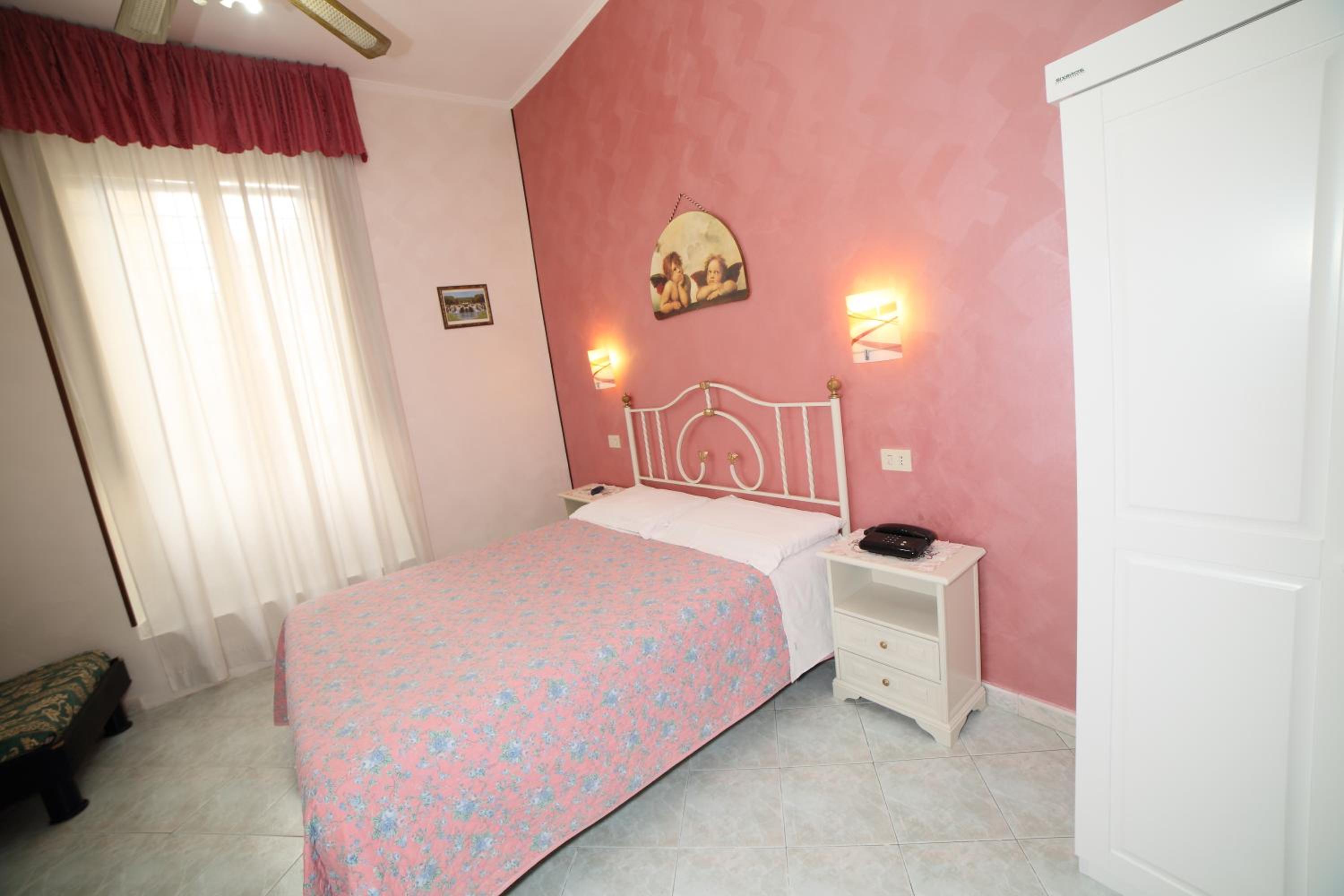 Economy Double Room photo 2
