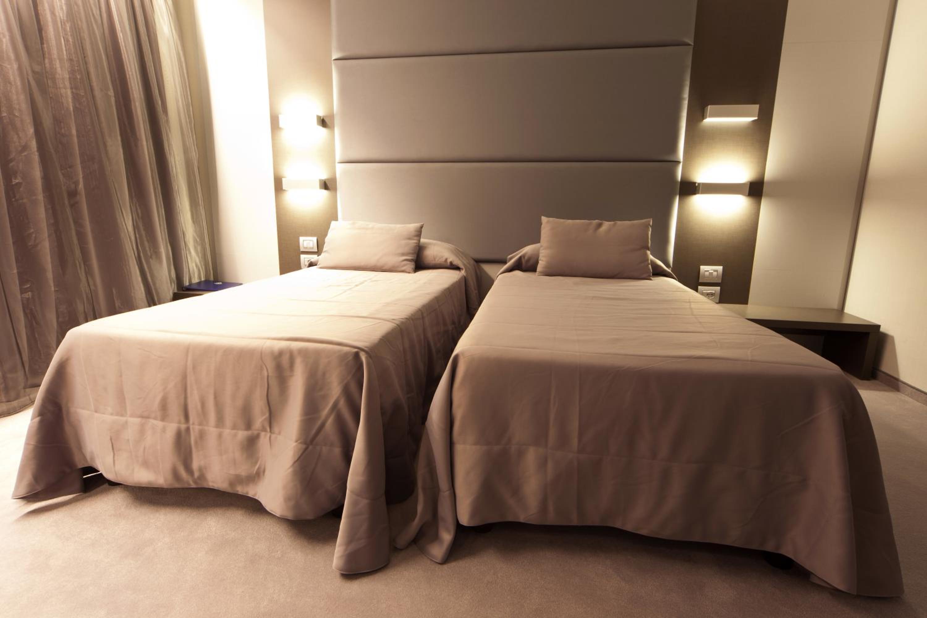 Twin Room - Photo 3