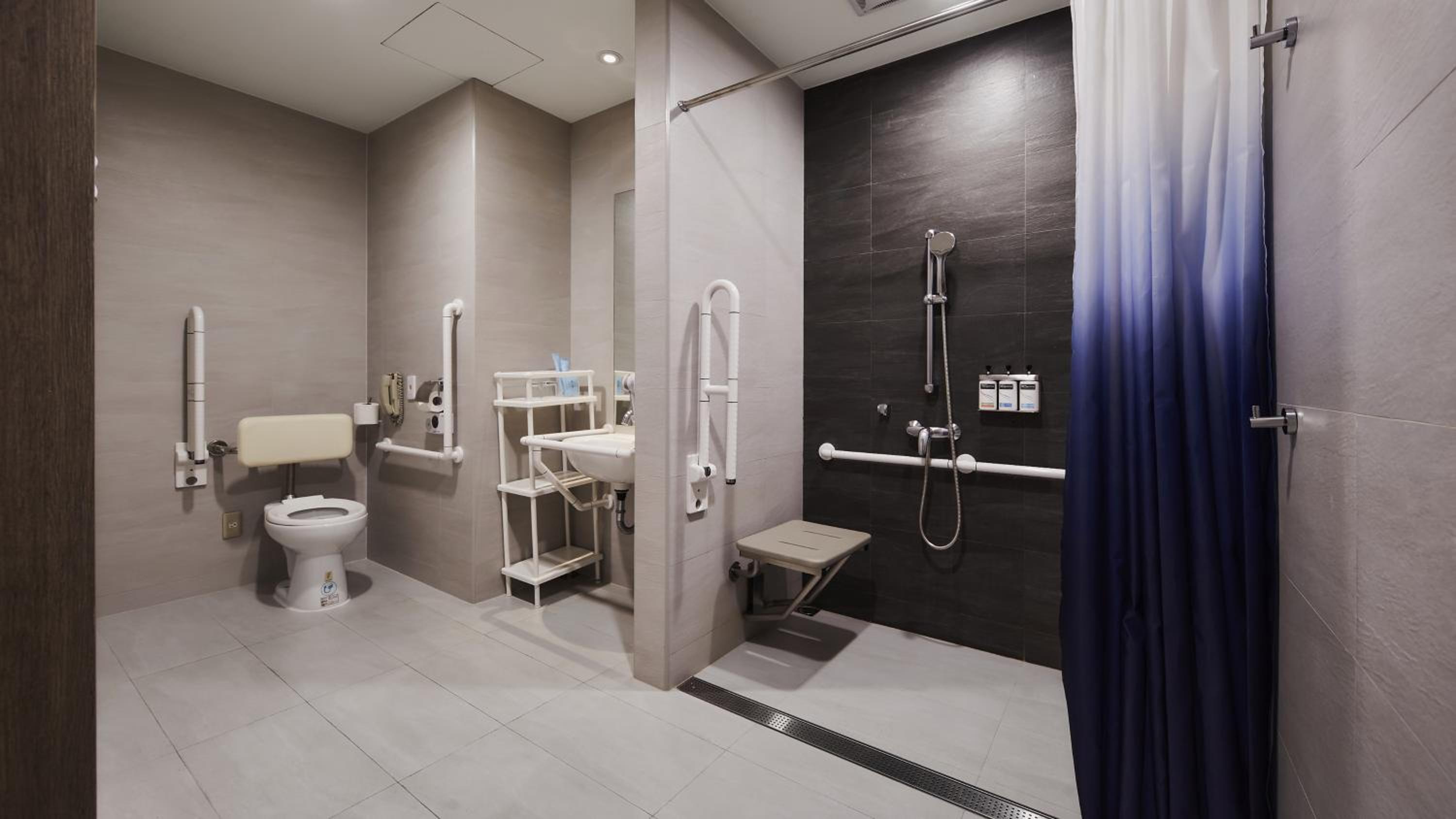 Standard Queen Room - Accessible/Windowless - Photo 3