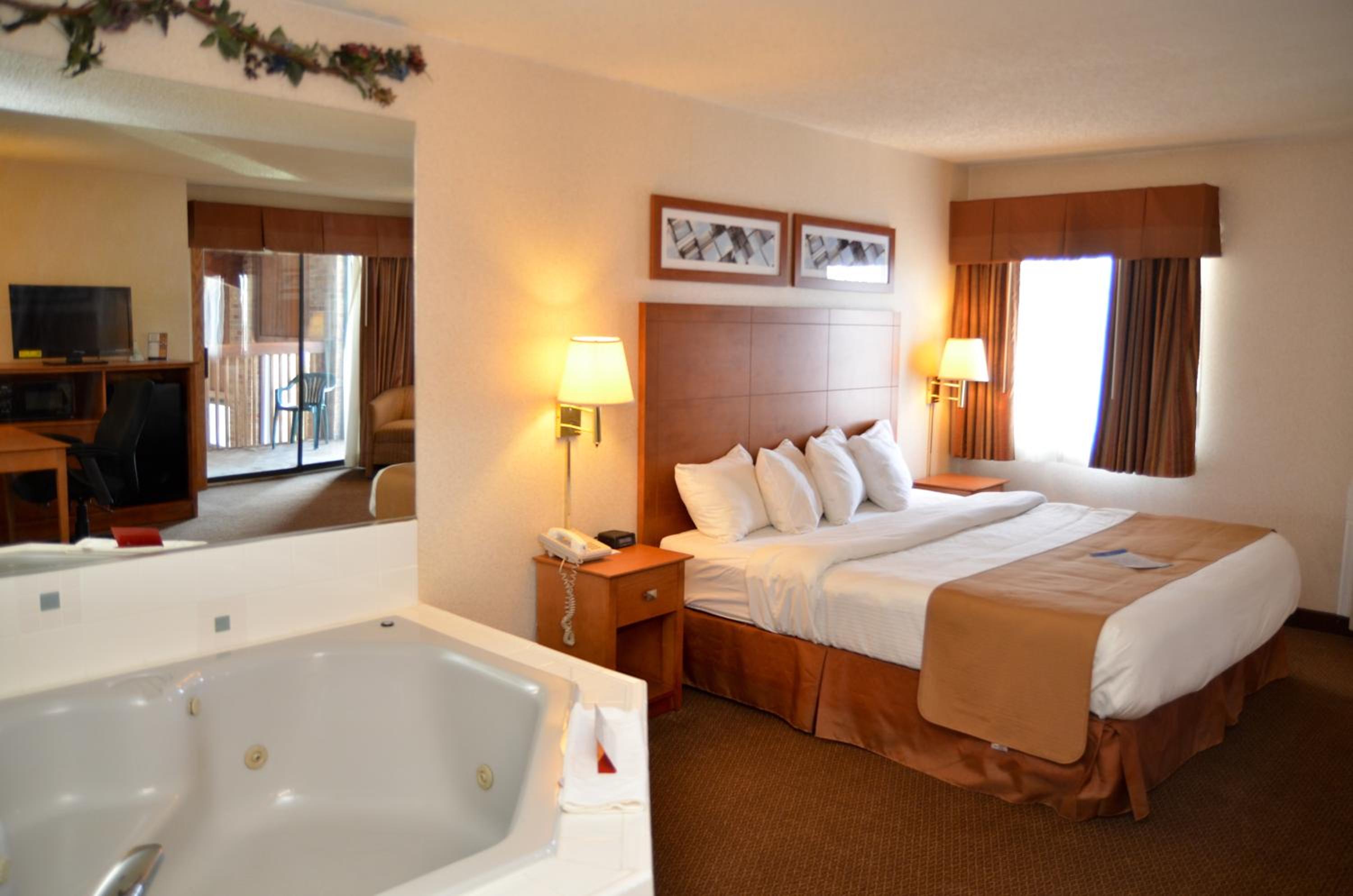 King Suite - Non-Smoking - Photo 4