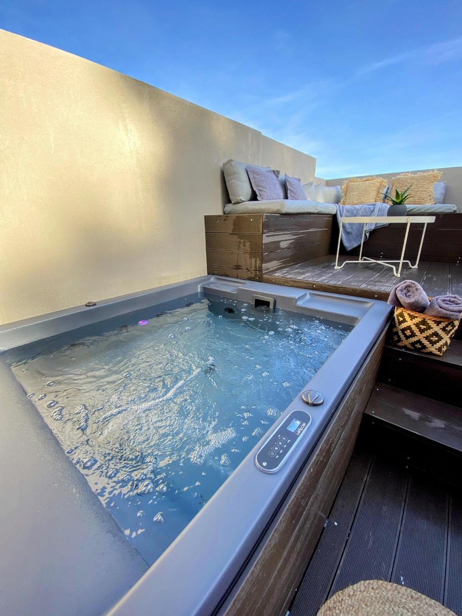 Luxury One-Bedroom Suite with Private Jacuzzi photo 2