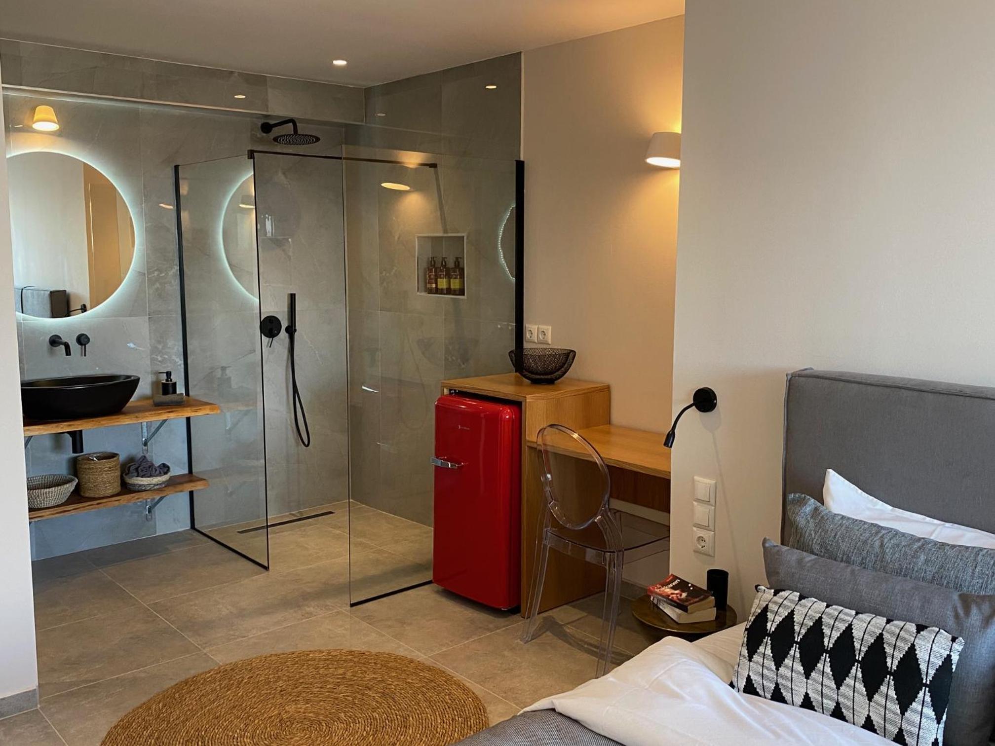 Luxury One-Bedroom Suite with Private Jacuzzi photo 3