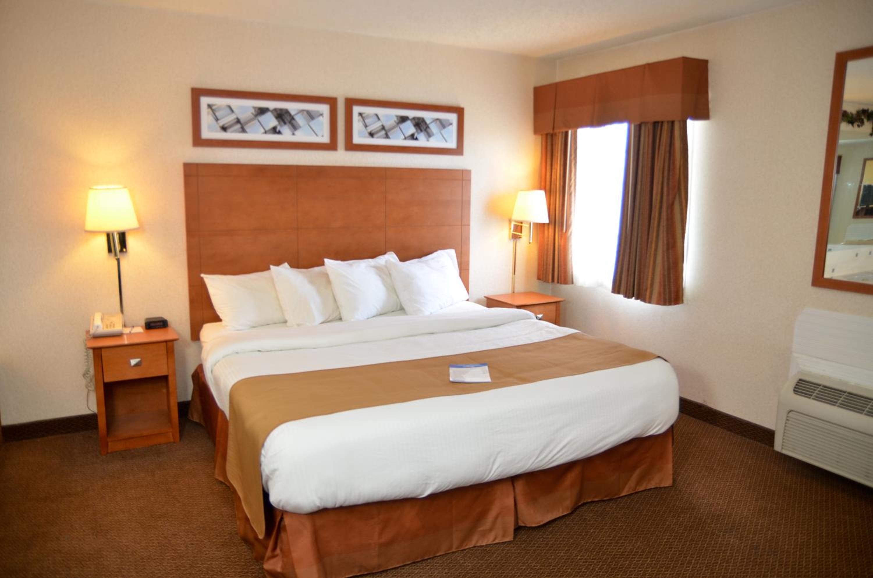 Executive King Suite - Non-Smoking - Photo 4