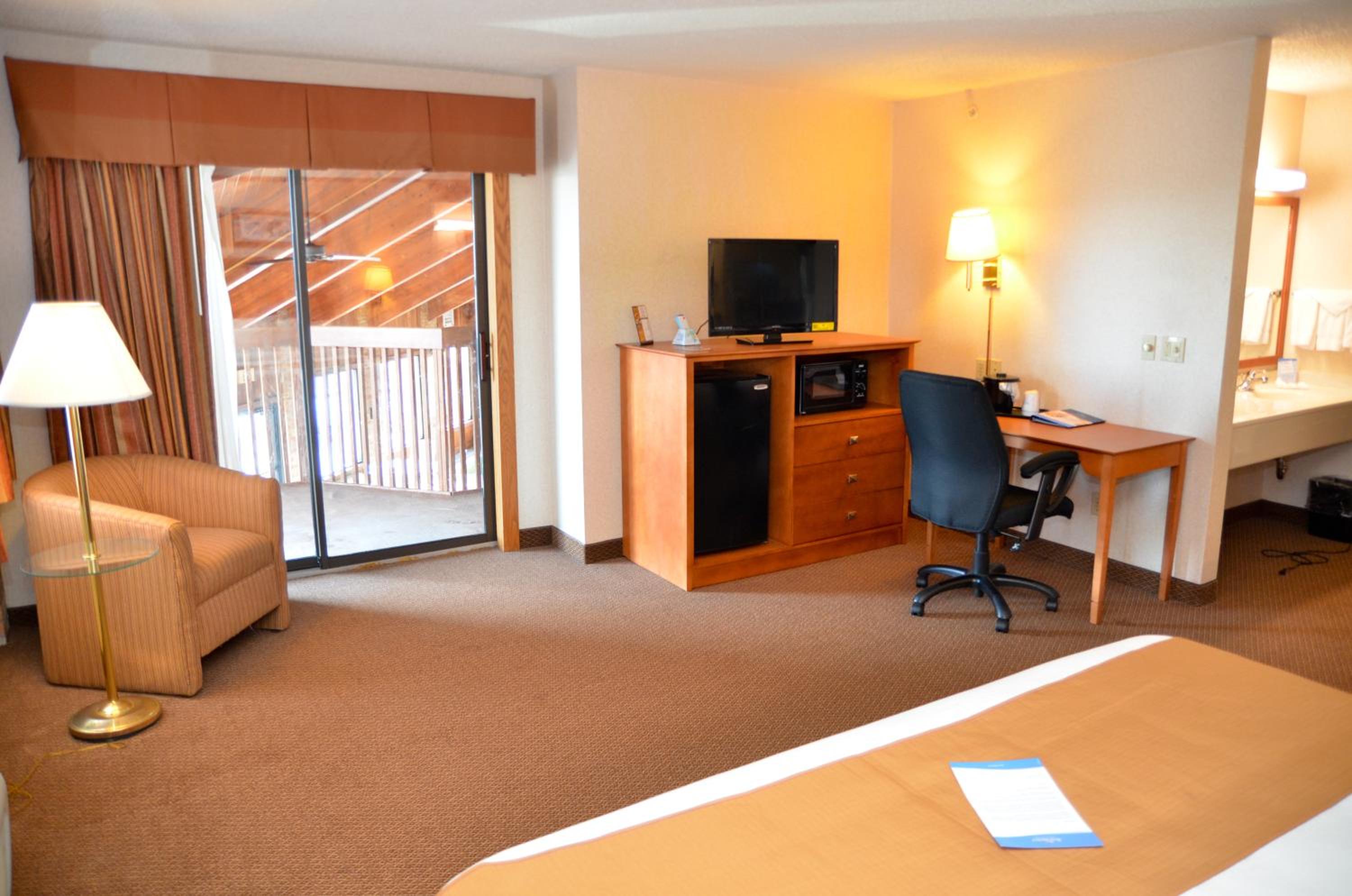 Executive King Suite - Non-Smoking - Photo 10