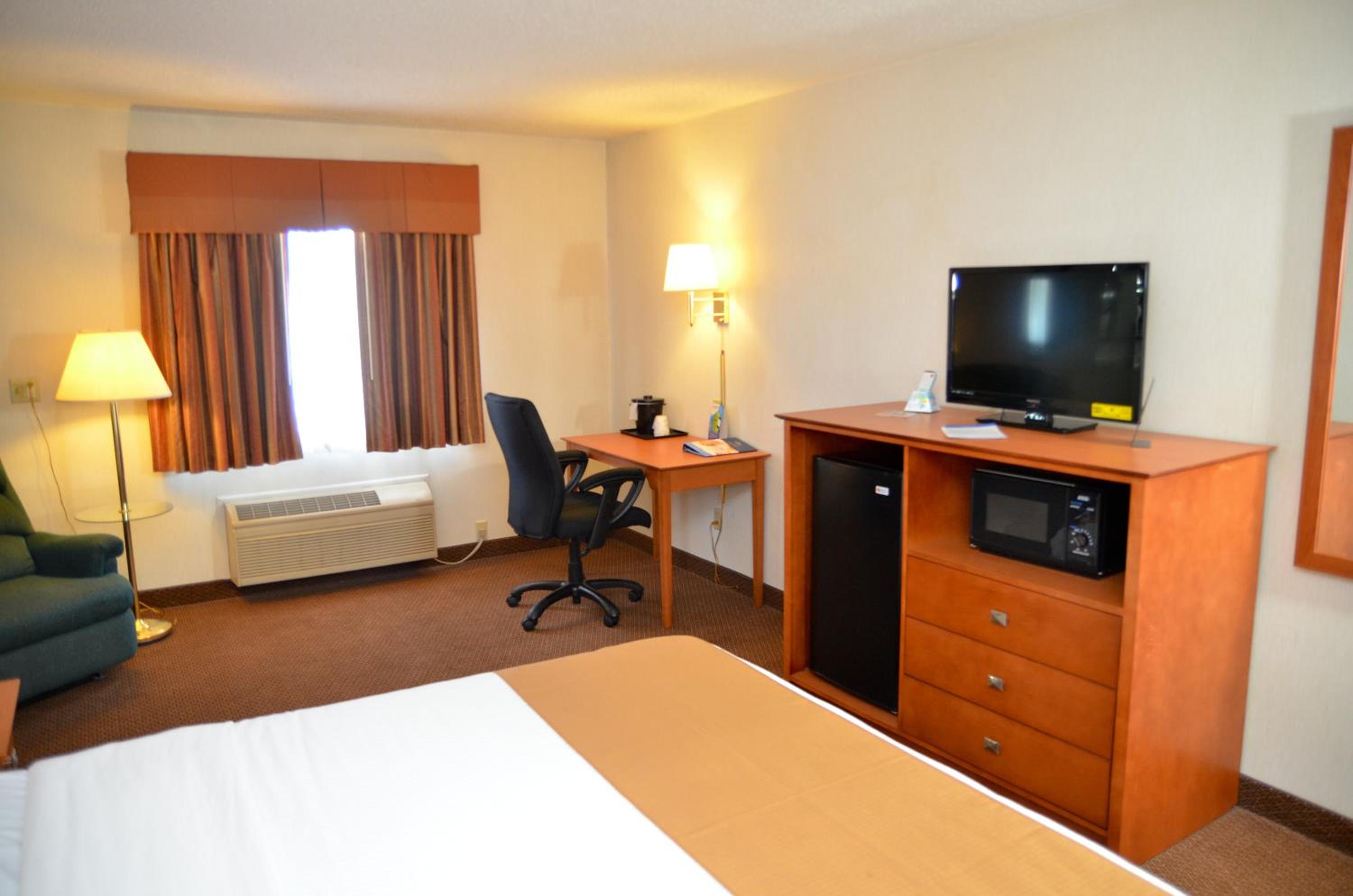 Executive King Suite - Non-Smoking - Photo 6