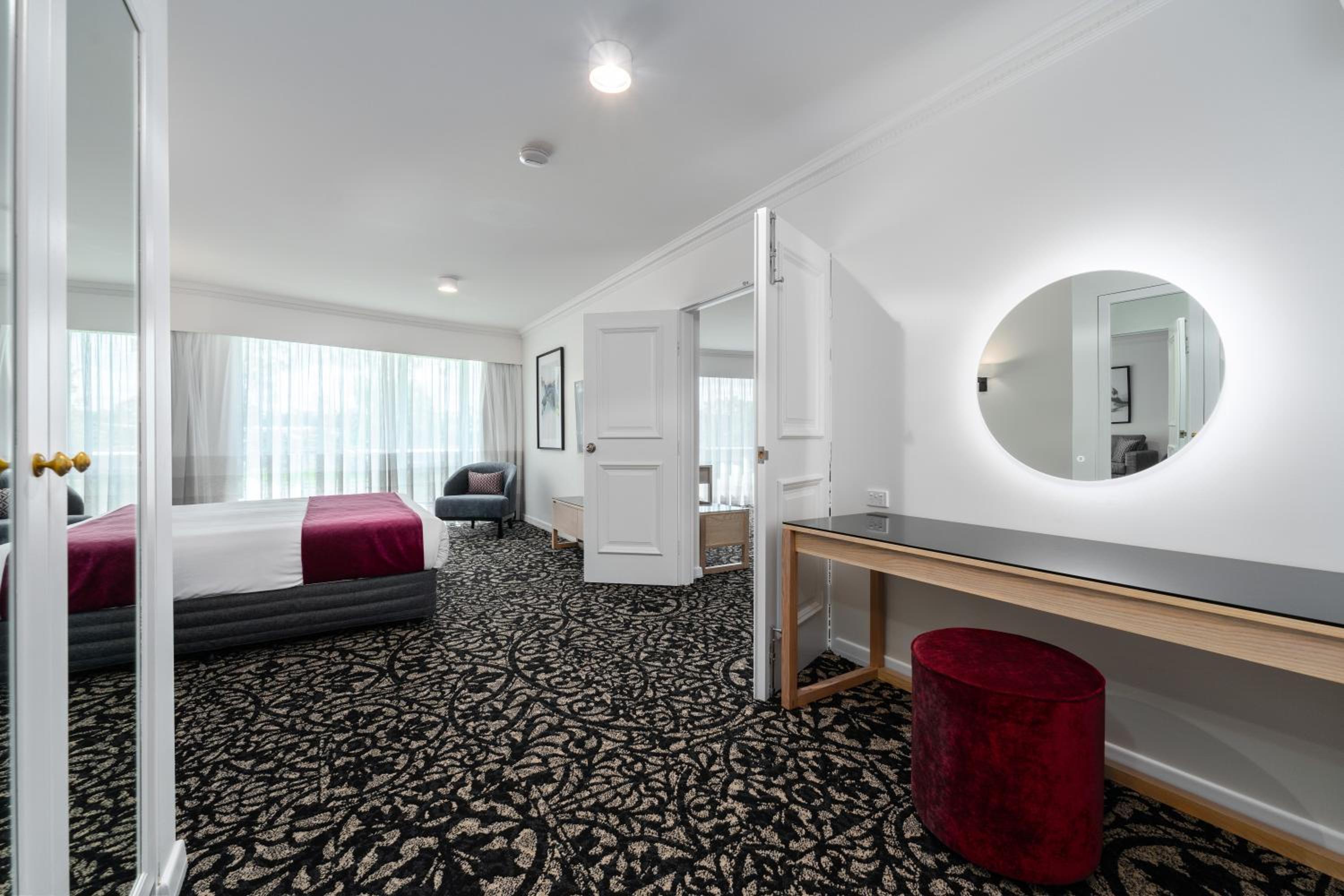 Grand 1-Bedroom Apartment - Photo 1